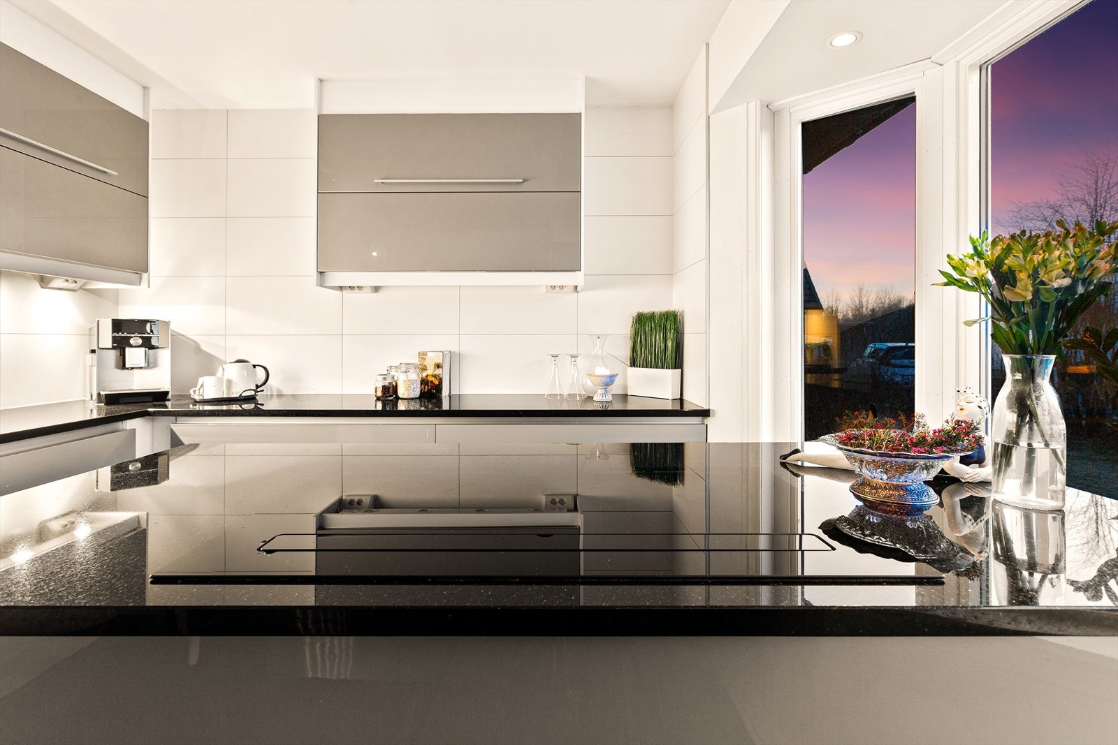 Hyggelig karnapp på kjøkkenet hvor du har utsikt i den koselige hagen. Galleribilde