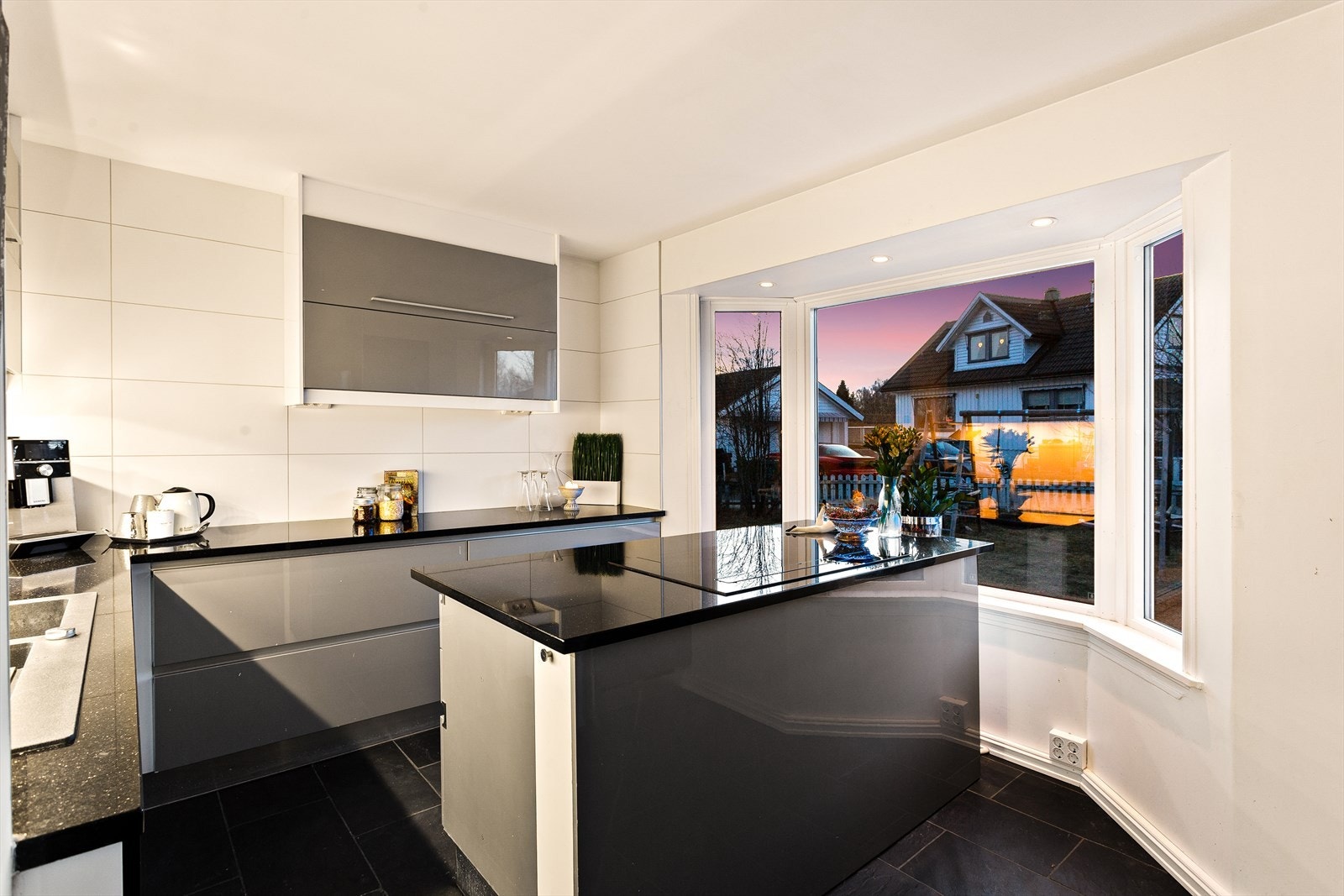 Separat og romslig kjøkken fra Aster med granitt benkeplate. Galleribilde