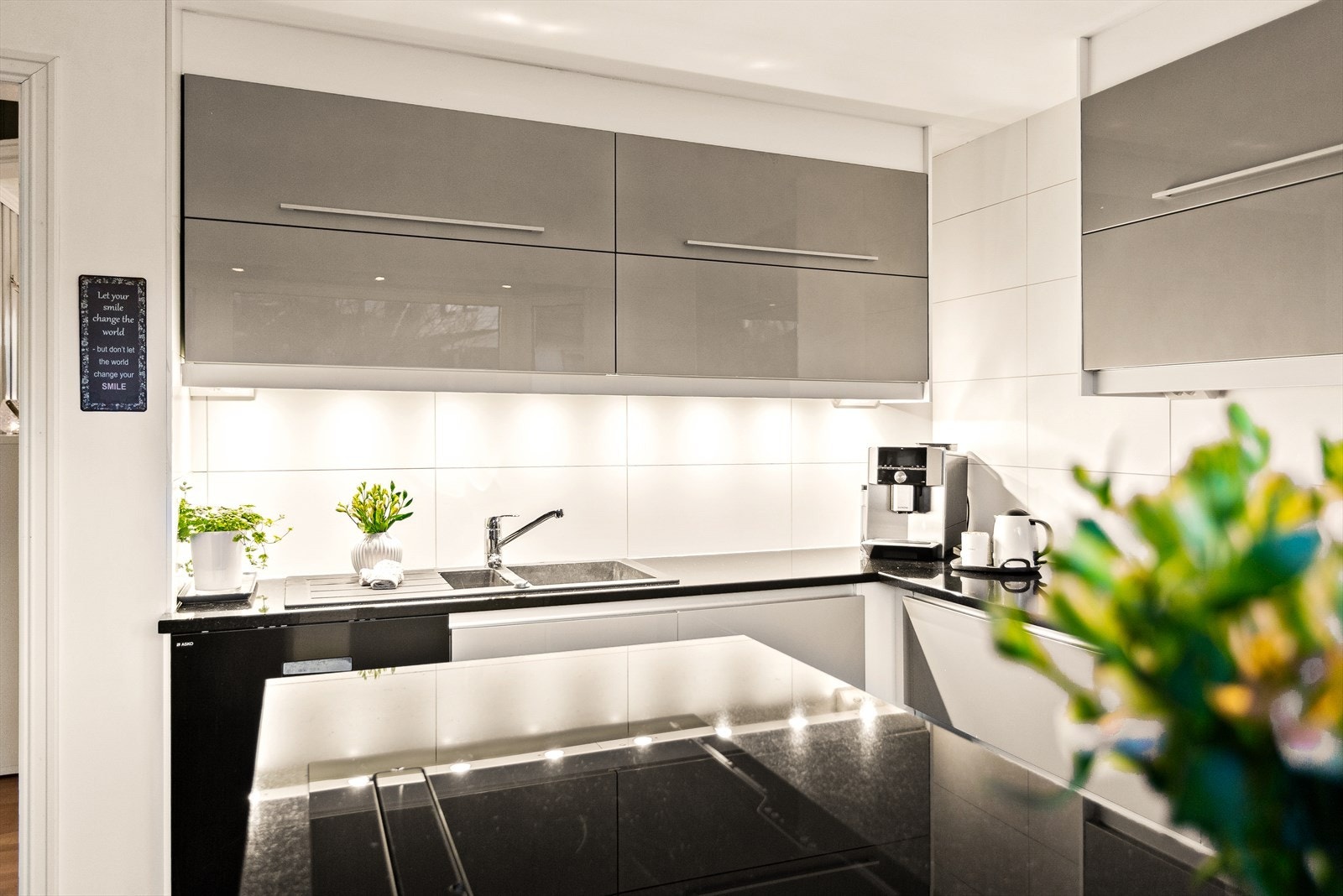 Kjøkkeninnredningen er av god størrelse og har godt med både skap- og benkeplass. Kjøkkenet er nyere(2020). Galleribilde