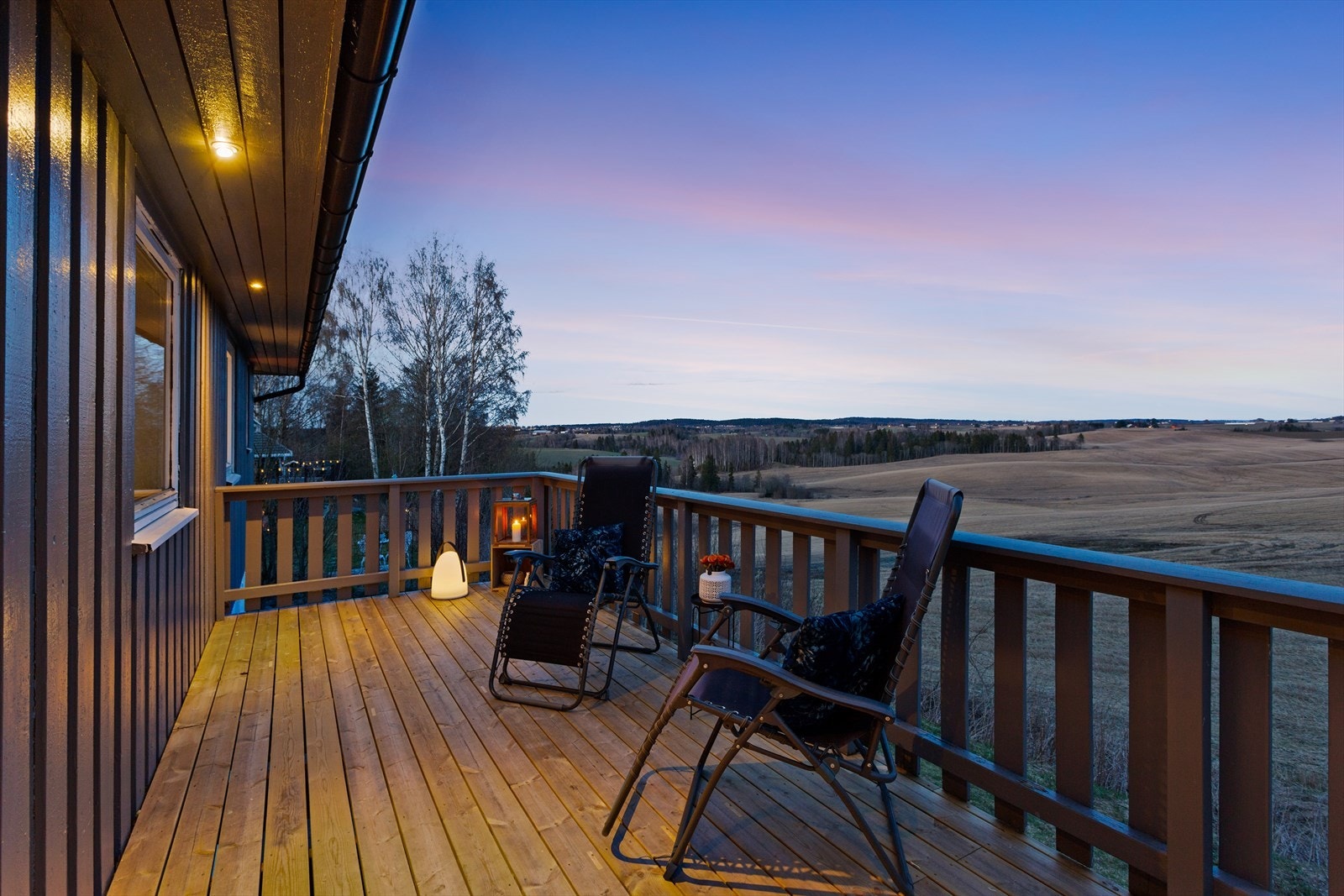 Balkongen med utgang fra stuen har nydelig og fredelig utsikt. Galleribilde