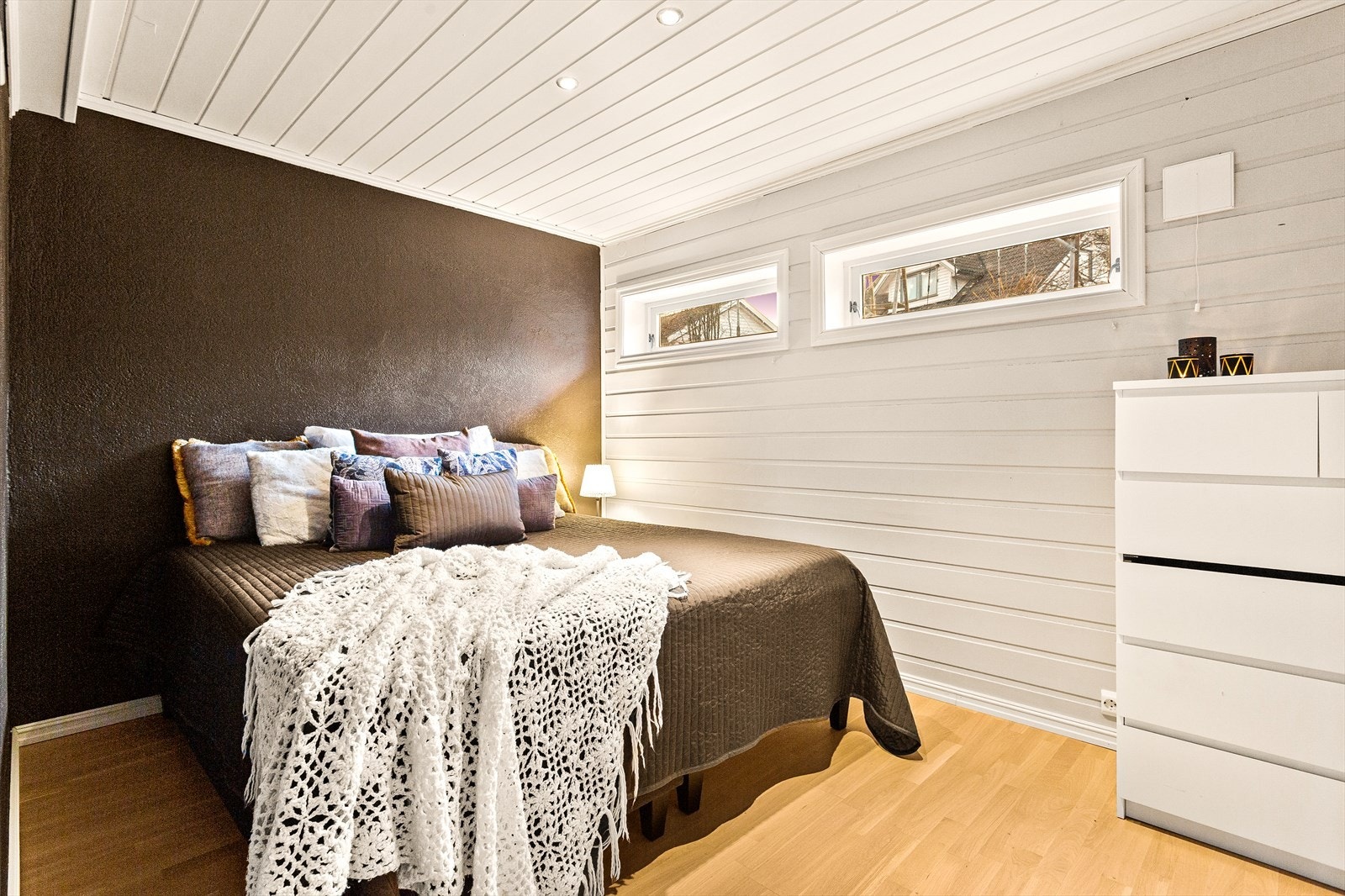 Fint rom i underetasjen. Dette benyttes som et soverom(rommet er byggemeldt som bod/disponibelt rom, og ikke godkjent til varig opphold). Galleribilde