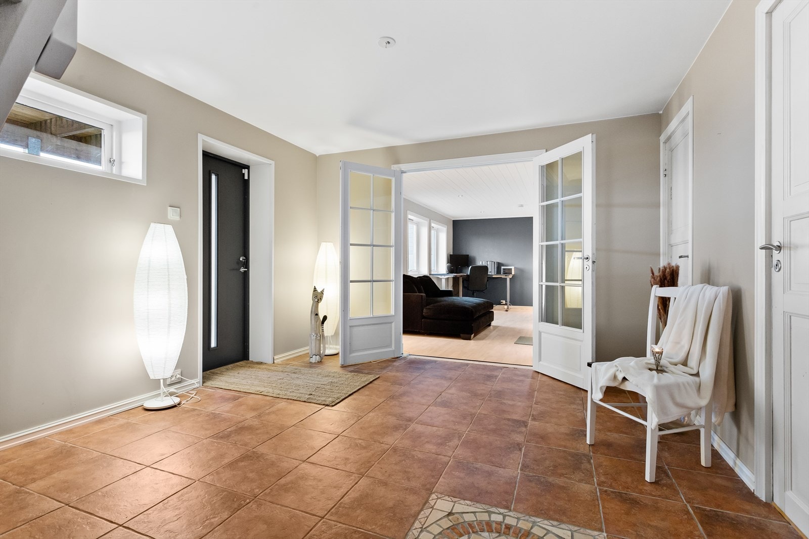 Flislagt hall i underetasjen med egen inngang, samt adkomst til hagen. Galleribilde