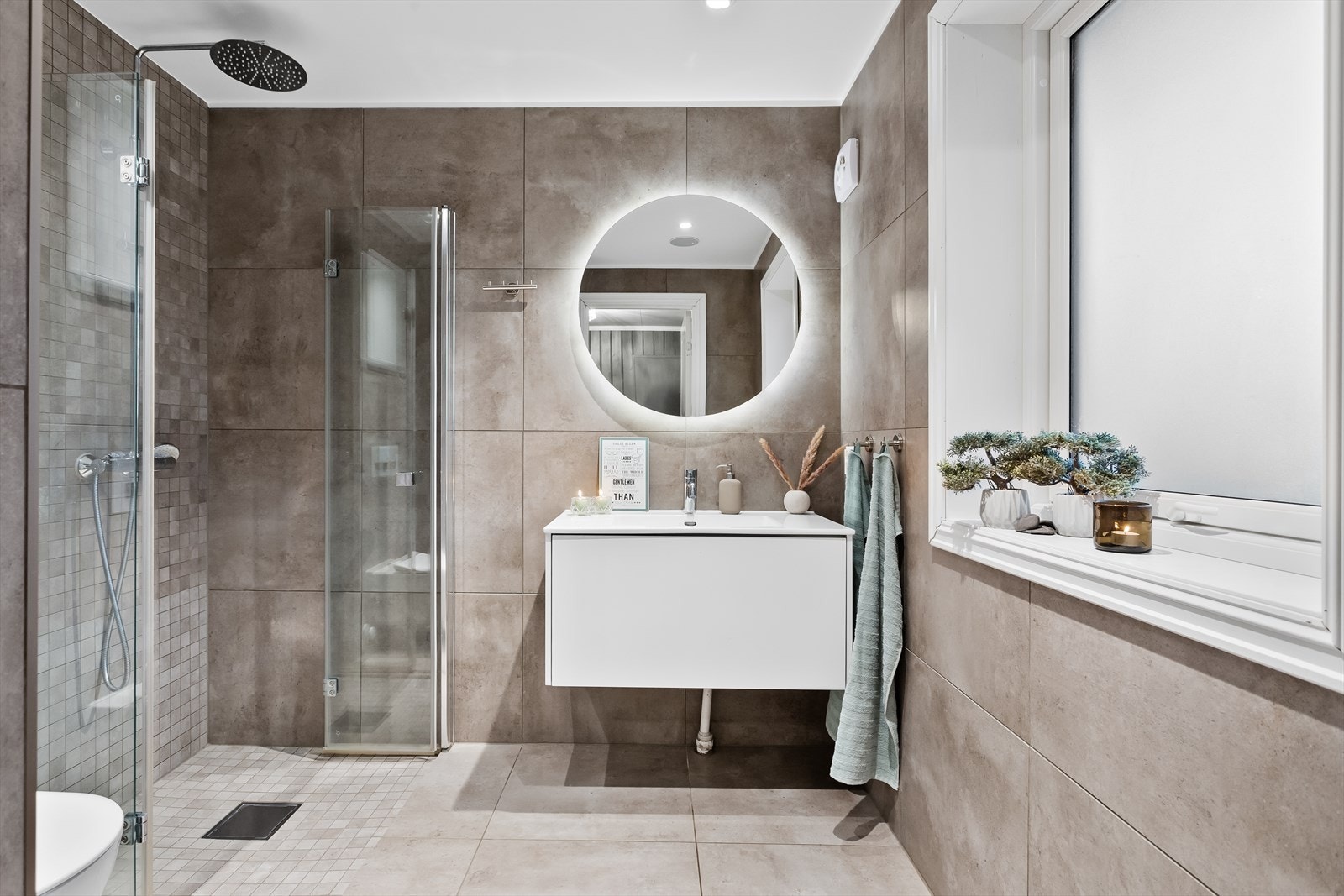 Nyere og flislagt bad i moderne farger. Galleribilde