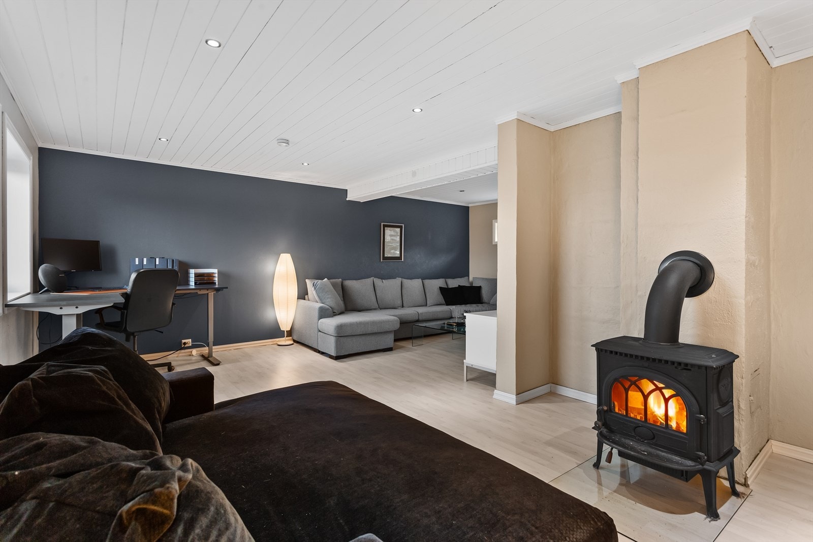 I dette rommet er det godt med plass, og kan innredes med flere hyggelige soner. Rommet brukes i dag som kjellerstue(byggemeldt som bod/hobby rom og ikke godkjent til varig opphold). Galleribilde