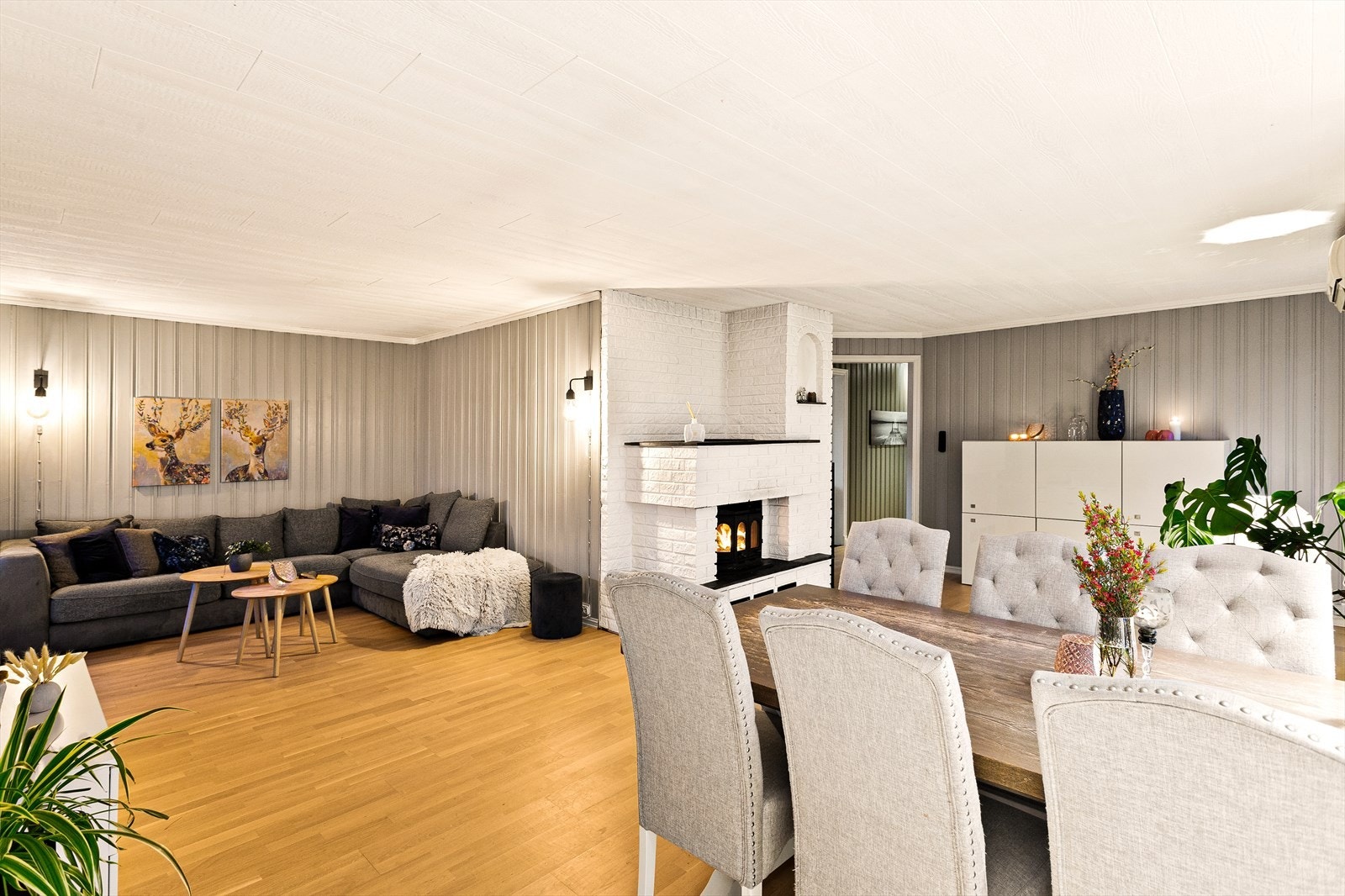 I denne stuen får du godt med plass, og det inviteres til flere hyggelige sittegrupper. Galleribilde