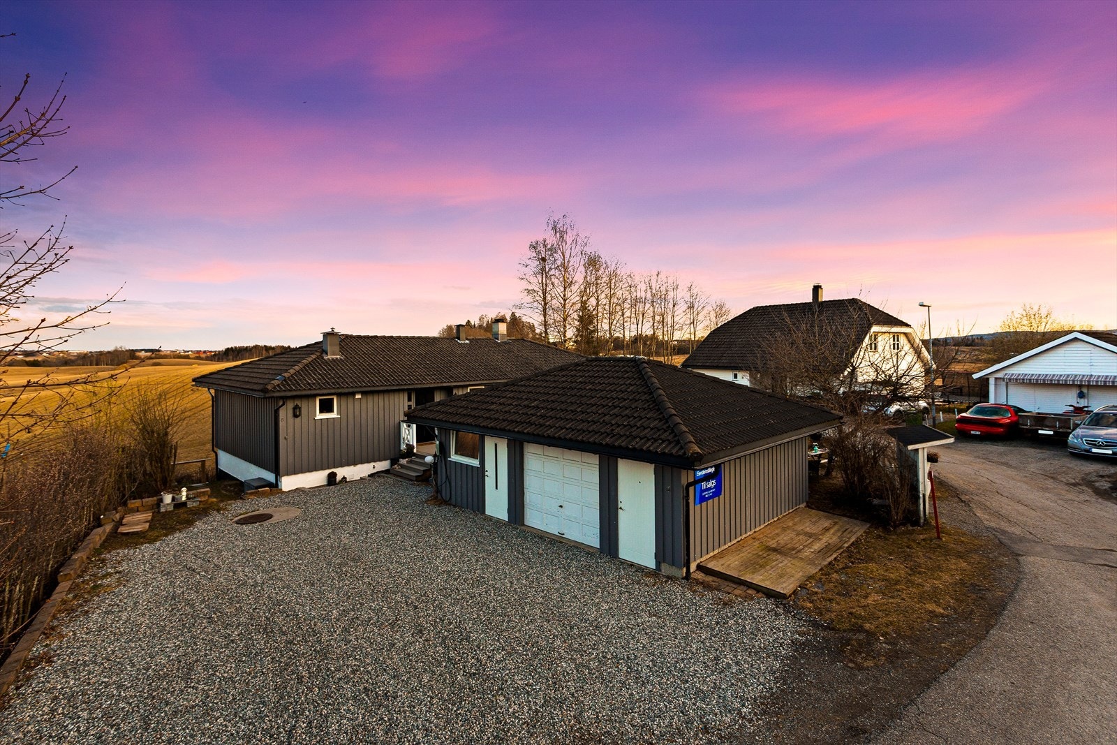 Gårdsplassen er av god størrelse - her kan du fint invitere til besøk. Galleribilde