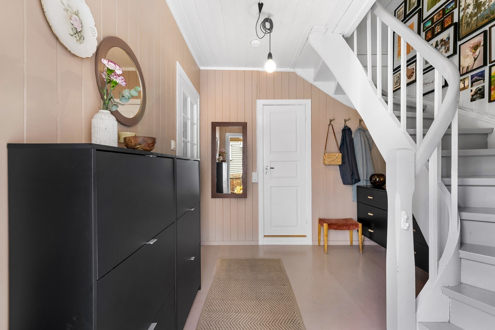 Gangen er malt opp i en moderne farge og har en pent belegg på gulv. Rommet gir deg lyst til å utforske huset videre. Galleribilde