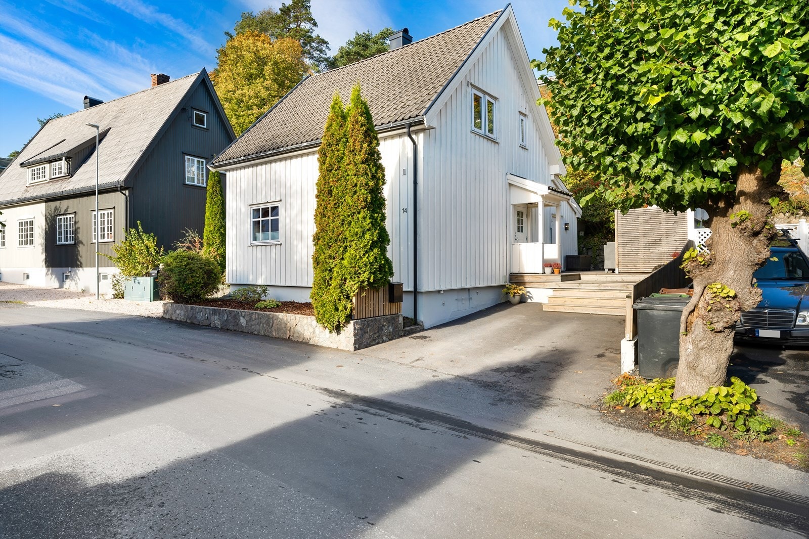 Eiendommen har asfaltert oppkjørsel / parkeringsplass. Uteområdet rundt boligen er utnyttet til det fulle. Ved inngangspartiet er det en koselig terrasse med morgen- og formiddagssol. Galleribilde