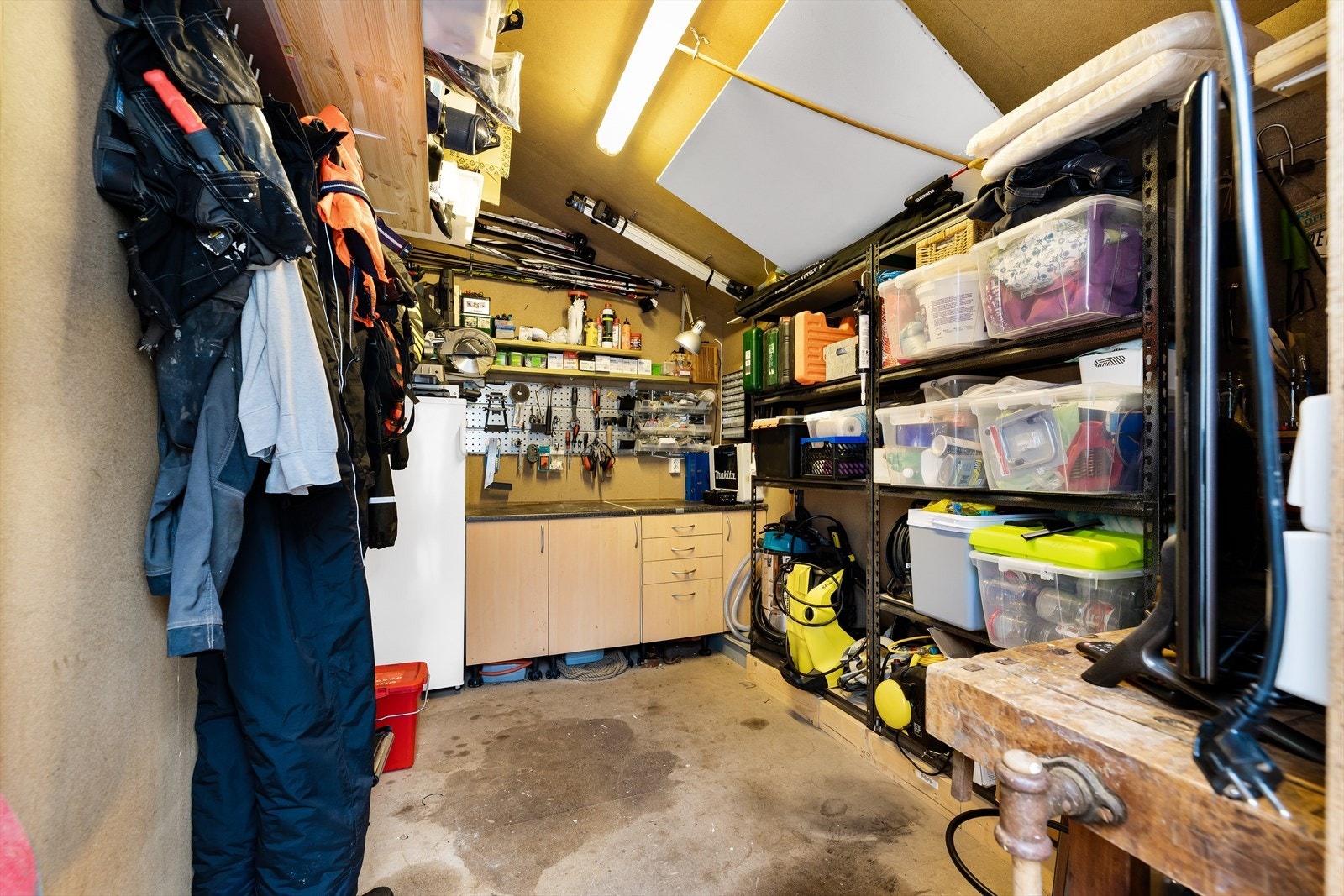 Ved inngangspartiet til boligen er det inngang til en romslig utebod. Her er det god plass til oppbevaring av hageredskaper, verktøy, puter til hagemøbler etc. Galleribilde