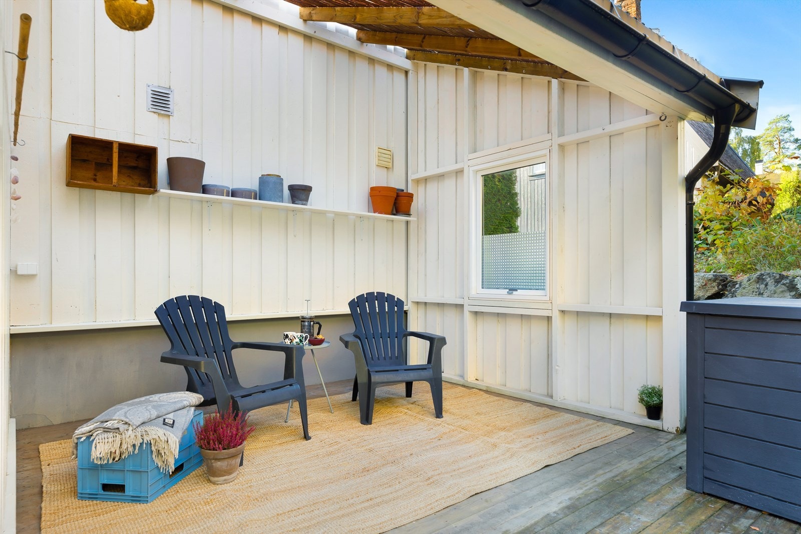 Deler av terrassen på nordsiden er under tak. Dette er genialt på varme sommerdager, eller dersom du ønsker å sette hagemøbler, sykler o.l under tak. Galleribilde