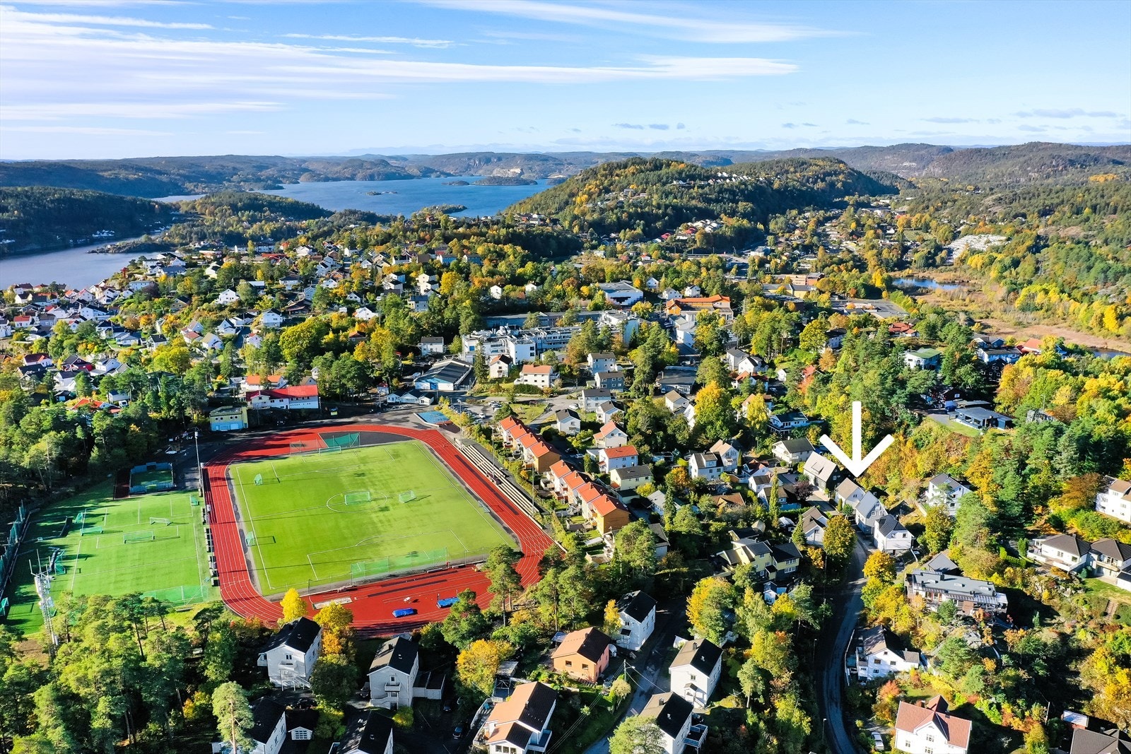 Rett ved boligen finner du også Kragerø Stadion. Dette anlegget kan by på både kunstgressbane, sandvolleyball og løpebane med et moderne dekke. Det er også satt opp noen leke- og klatreapparater som byr på mye moro for barn. Galleribilde