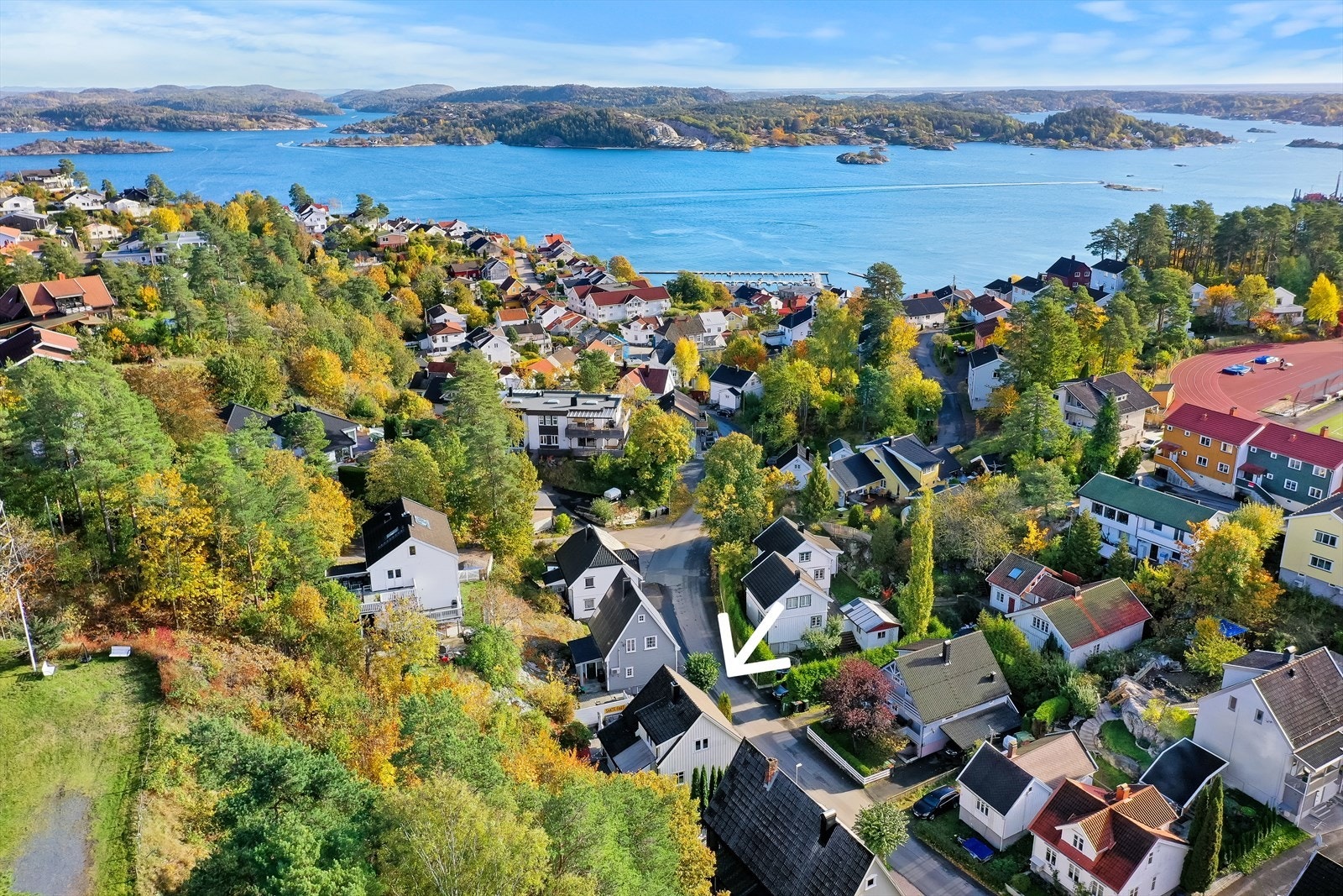 Maistanga 14 er en sjarmerende enebolig som ligger sentralt til. Her har du gangavstand til sentrum, skole, dagligvarer, svømme- og idrettshall samt flere badestrender. Galleribilde