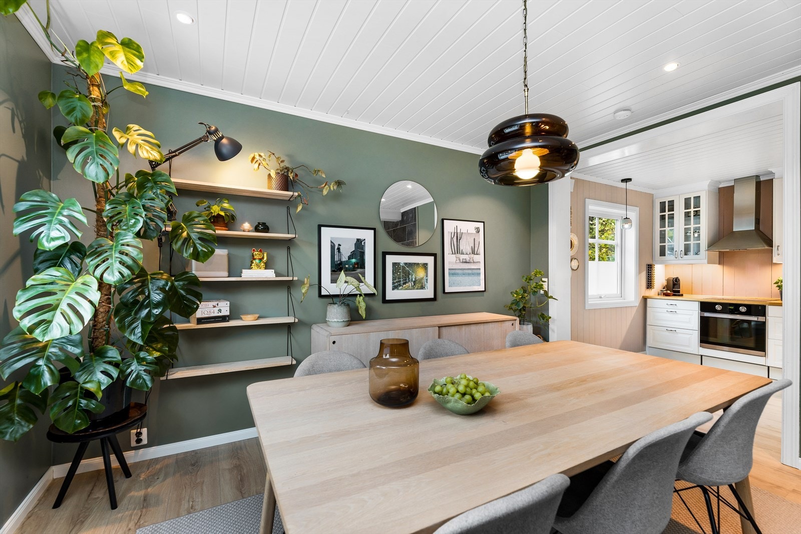 Dette er en sentrumsnær og innbydende enebolig med parkering, fine uteplasser og 3 soverom. Galleribilde