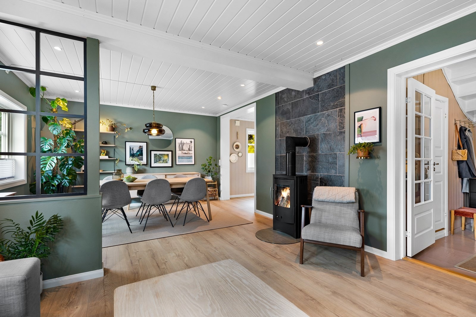 Den åpne løsningen er genial dersom du har middagsgjester, eller hvis du f.eks skal "holde øye" med barna i stua, samtidig som du selv står på kjøkkenet. Galleribilde
