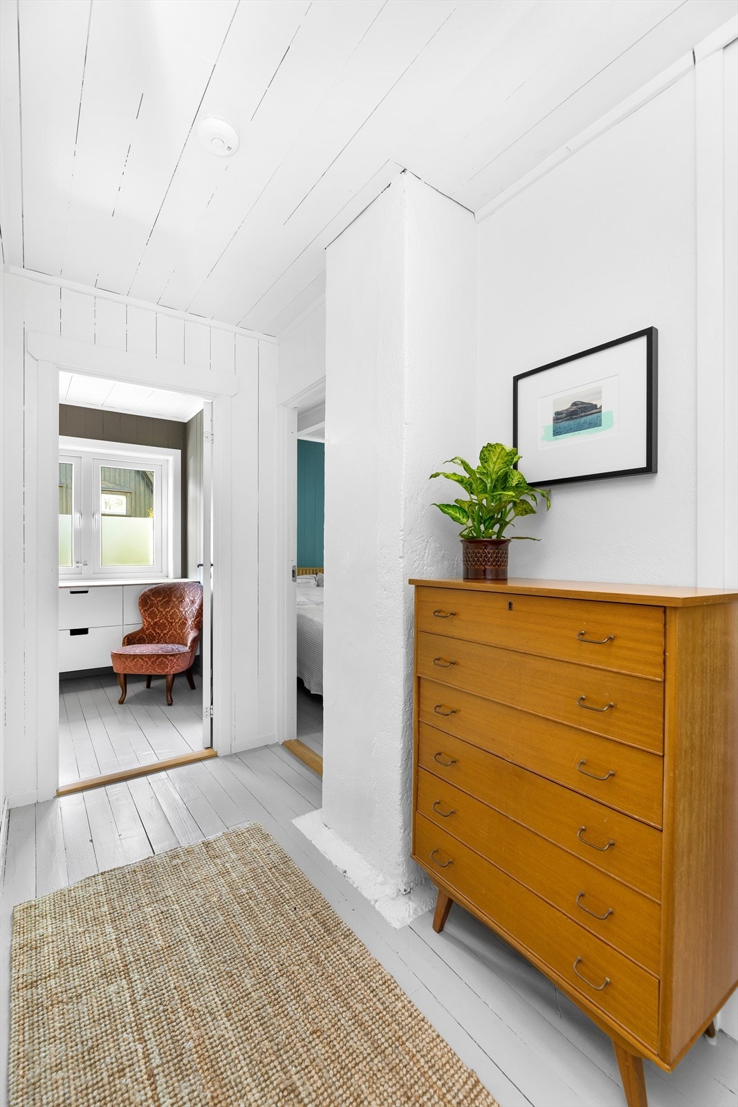 I 2. etasje er det tre soverom, kontor og toalettrom. Galleribilde