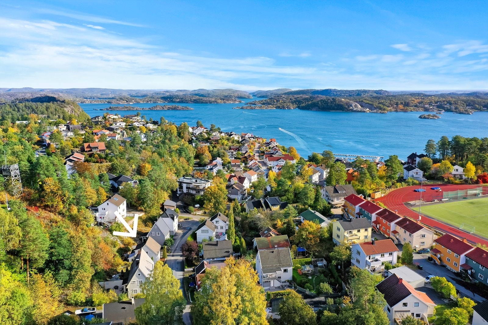 I tillegg til å være sjønært, er huset også sentrumsnært. Det tar deg ca. 5 minutter å gå til byen, hvor du finner sjarmerende små nisjebutikker, kaféer og restauranter. Galleribilde