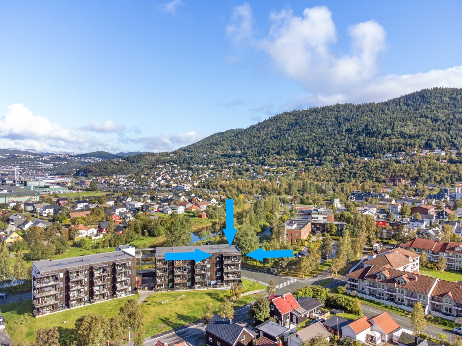 Beliggenhet sett fra sør mot nord. Borettslaget har pent opparbeide fellesarealer Galleribilde