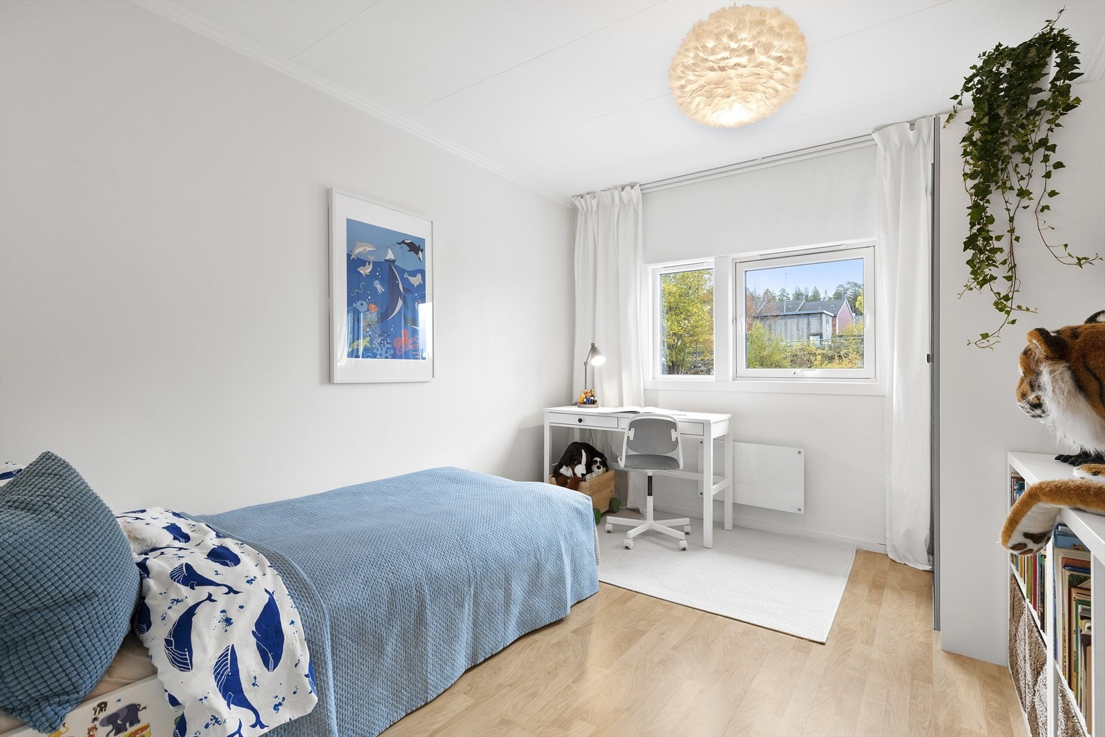 Soverom 2 er også av god størrelse og det er montert garderobeskap Galleribilde