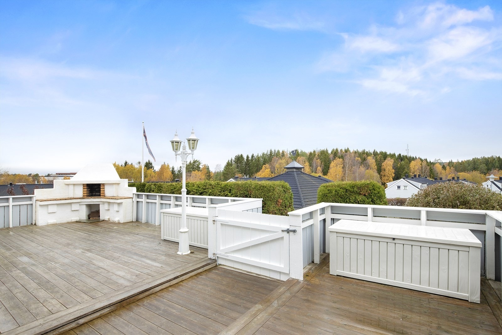 Det er gjerde og port rundt hele terrassen Galleribilde