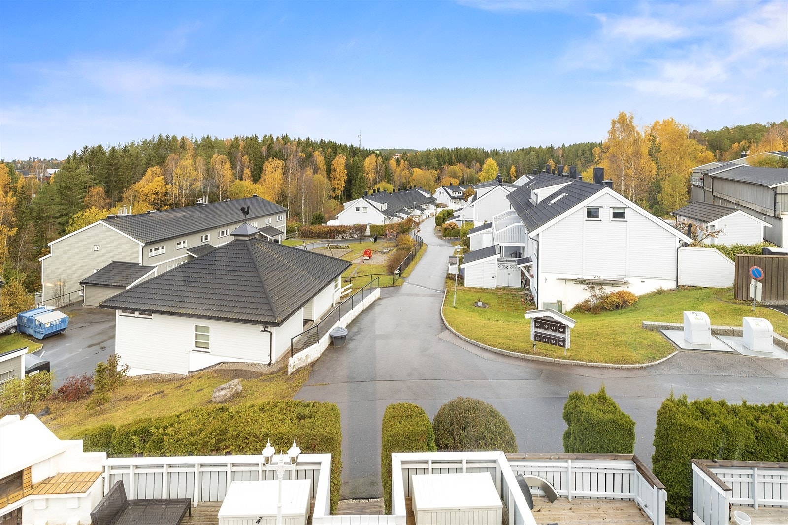 Fra boligen er det flott utsikt til nærområde på Lyngåsen med lekeplass og fine turområder Galleribilde
