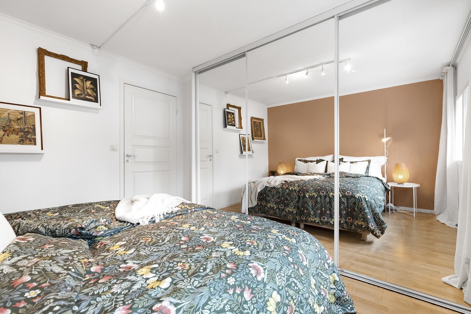 Romslig hovedsoverom med skyvedørsgarderobe Galleribilde