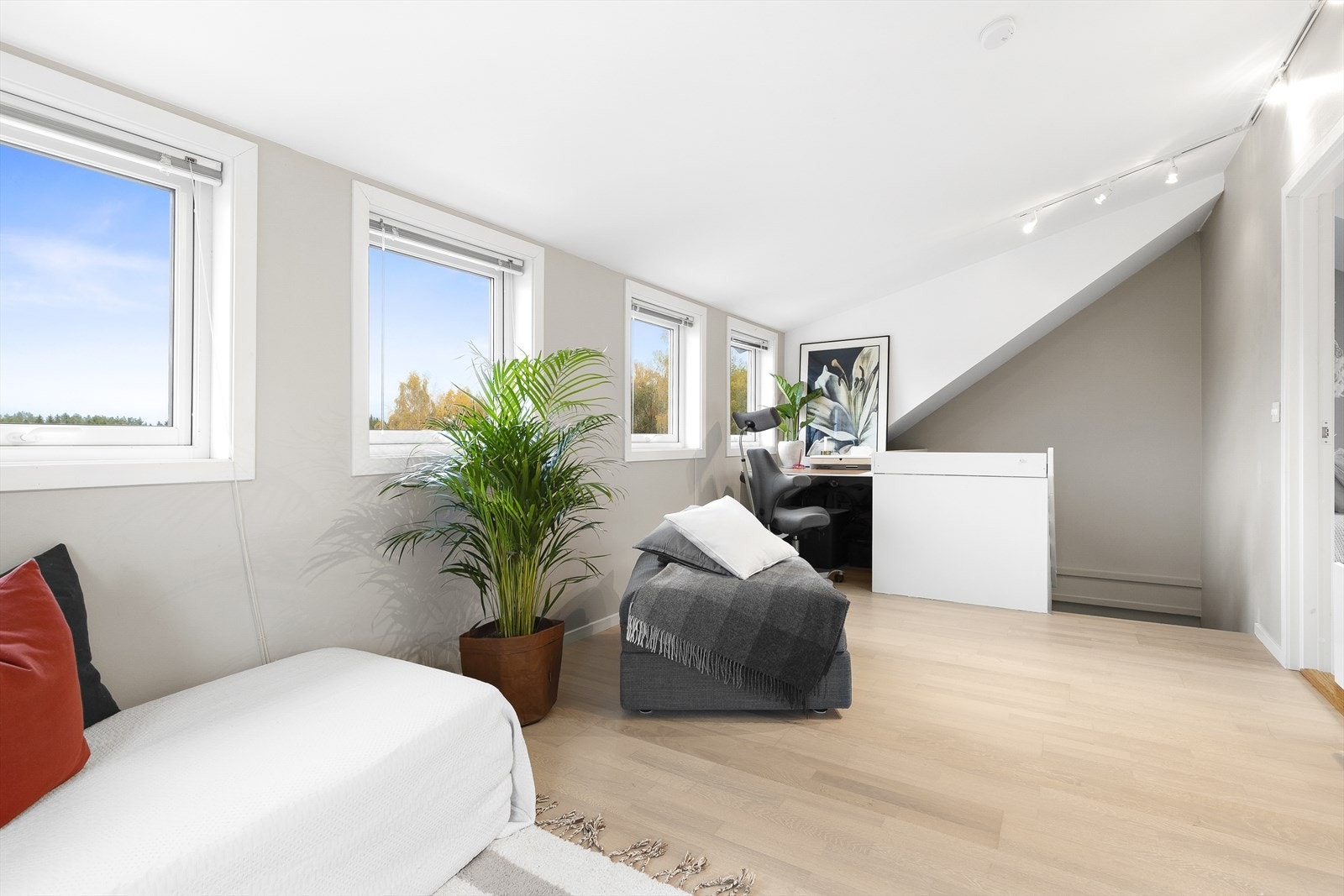 Lys og hyggelig stue med kontorplass Galleribilde