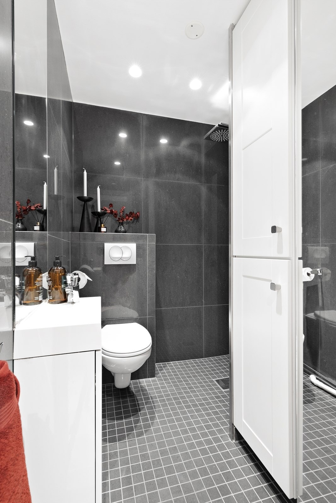 Badet i 1. etasje med vegghengt wc, dusj og servant med innredning Galleribilde
