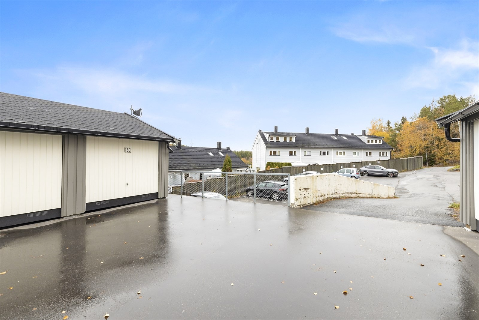 Det følger med egen garasje i rekke med elbil lader. Garasje nr 168 Galleribilde