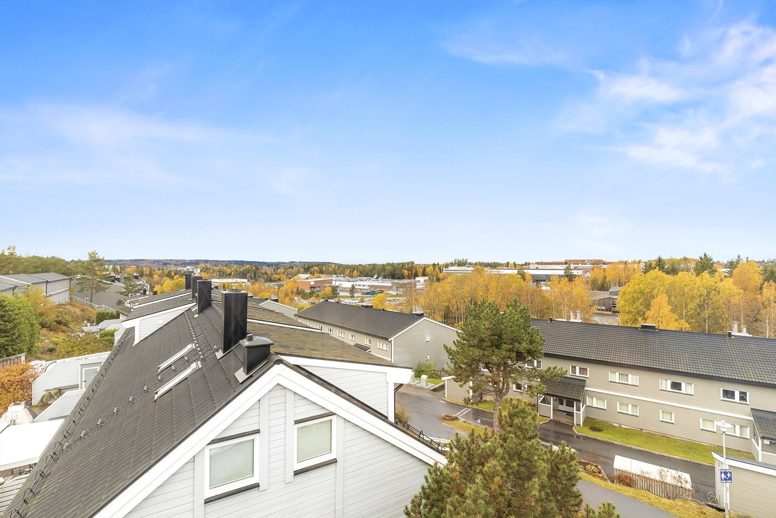 Boligen ligger høyt og fint øverst på Lyngåsen. Utsikten fra vindu på loftet Galleribilde