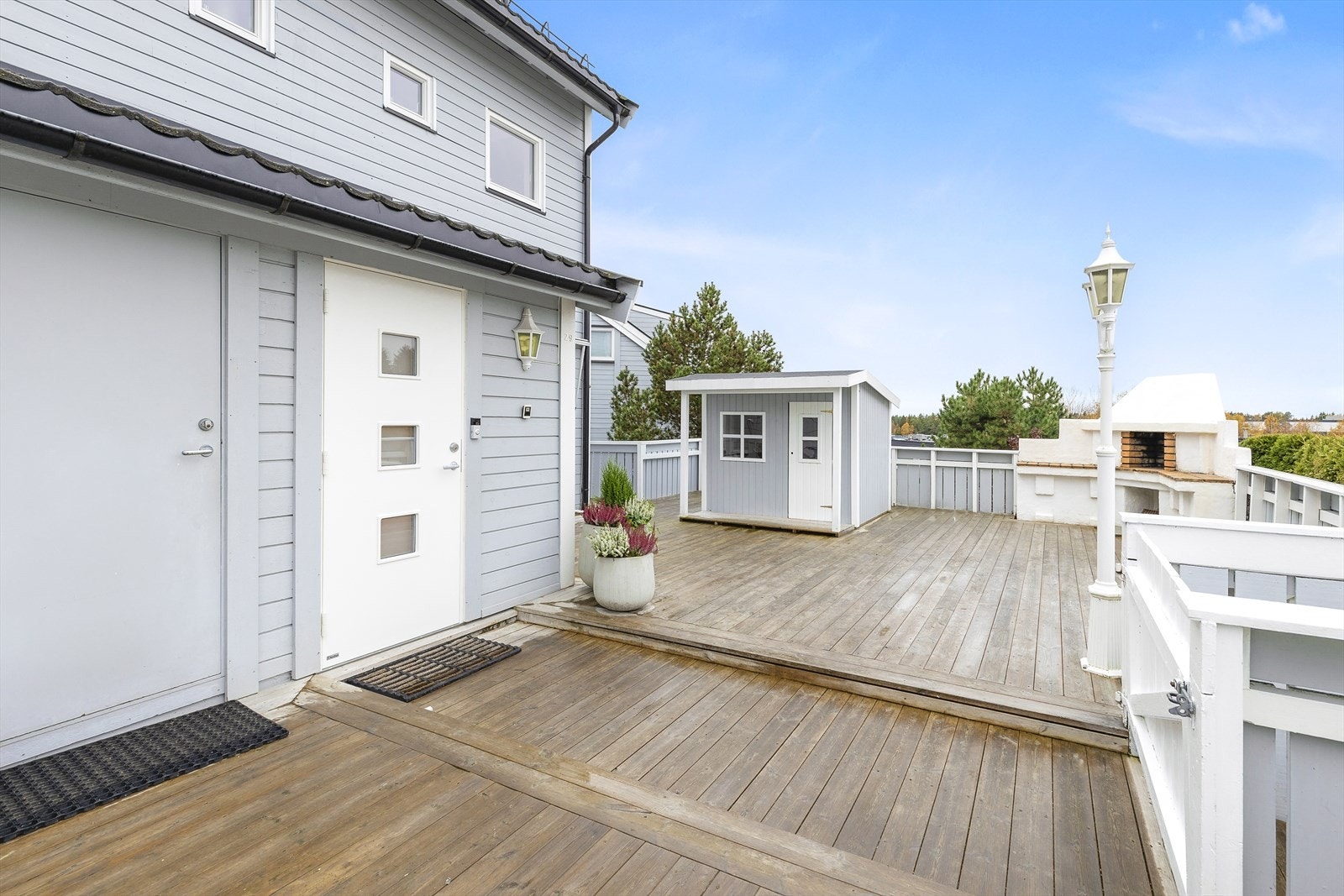 Sammenhengende terrasse rundt boligen på 110 m² Galleribilde