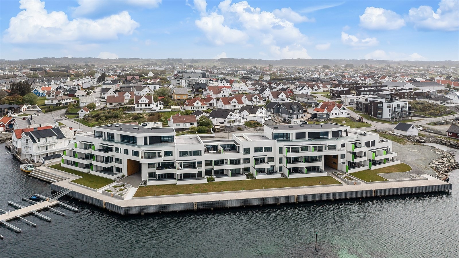 Fryseriet har en meget sentral beliggenhet i forhold til barnehager, skoler, idrettsanlegg, Åkrasanden og sentrum Galleribilde