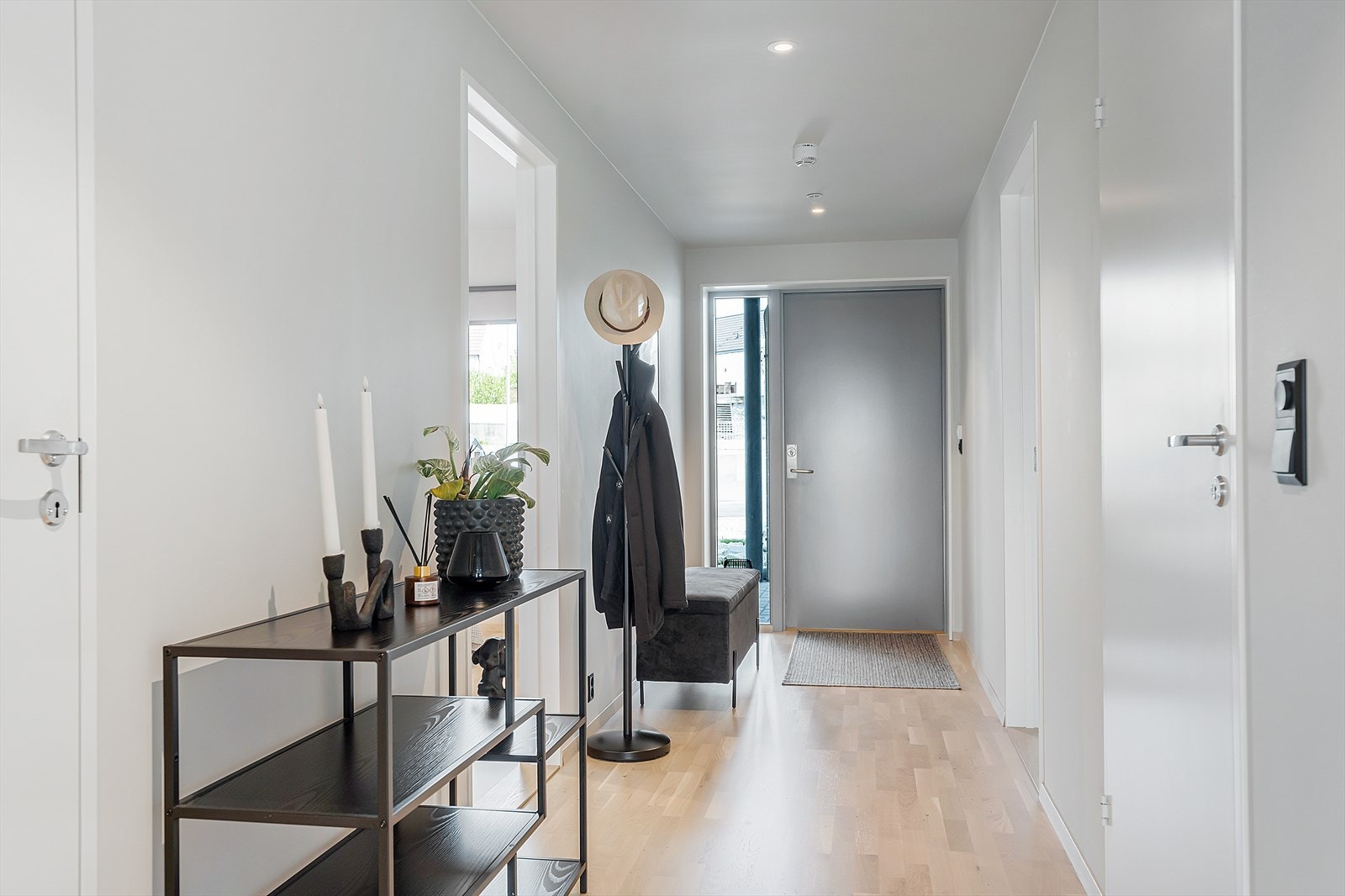 En lys og romslig gang ønsker deg velkommen inn! Galleribilde