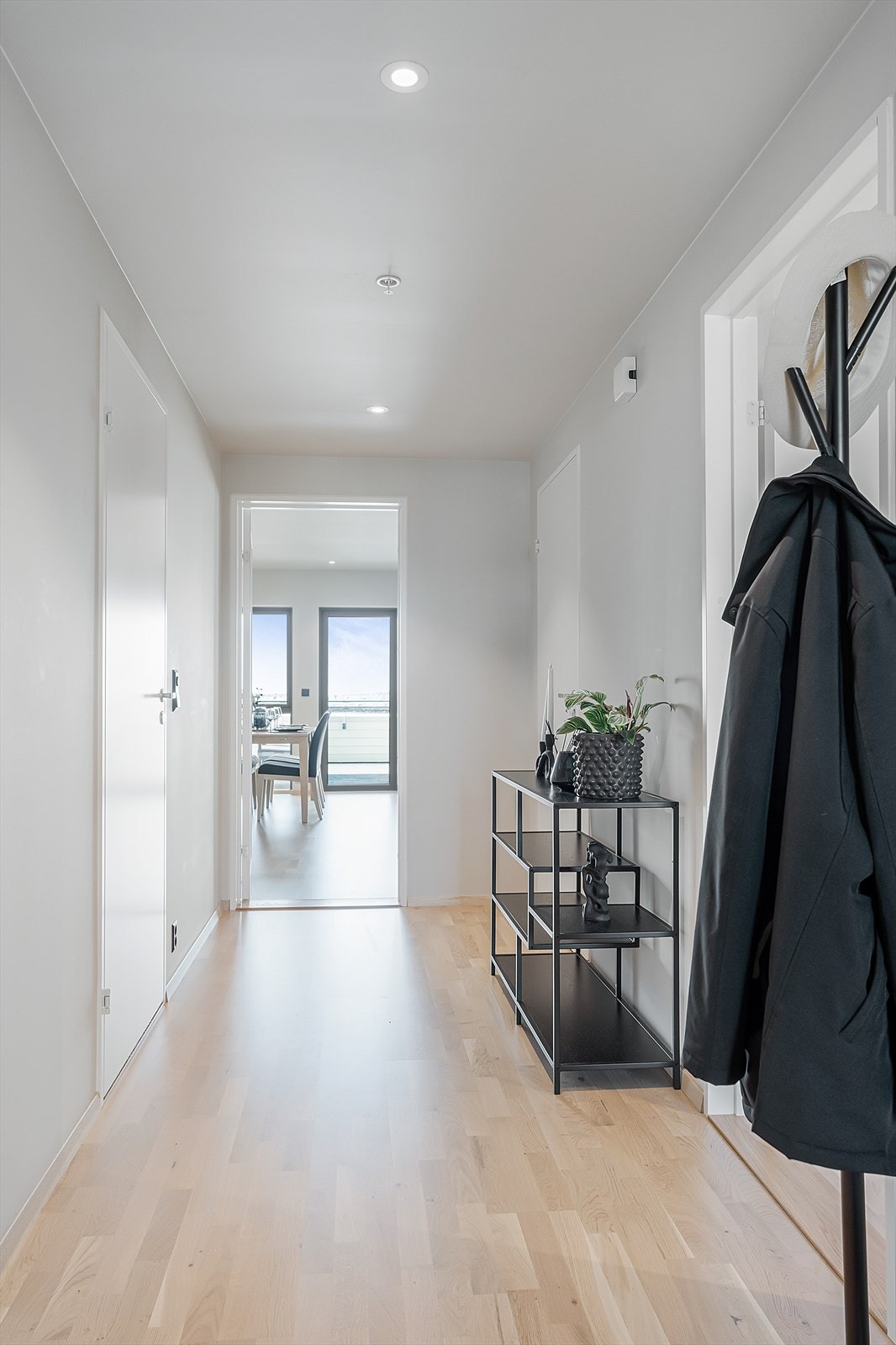 Det er parkett på gulvoverflatene og malte flater på vegger/himlinger med listefrie overganger Galleribilde