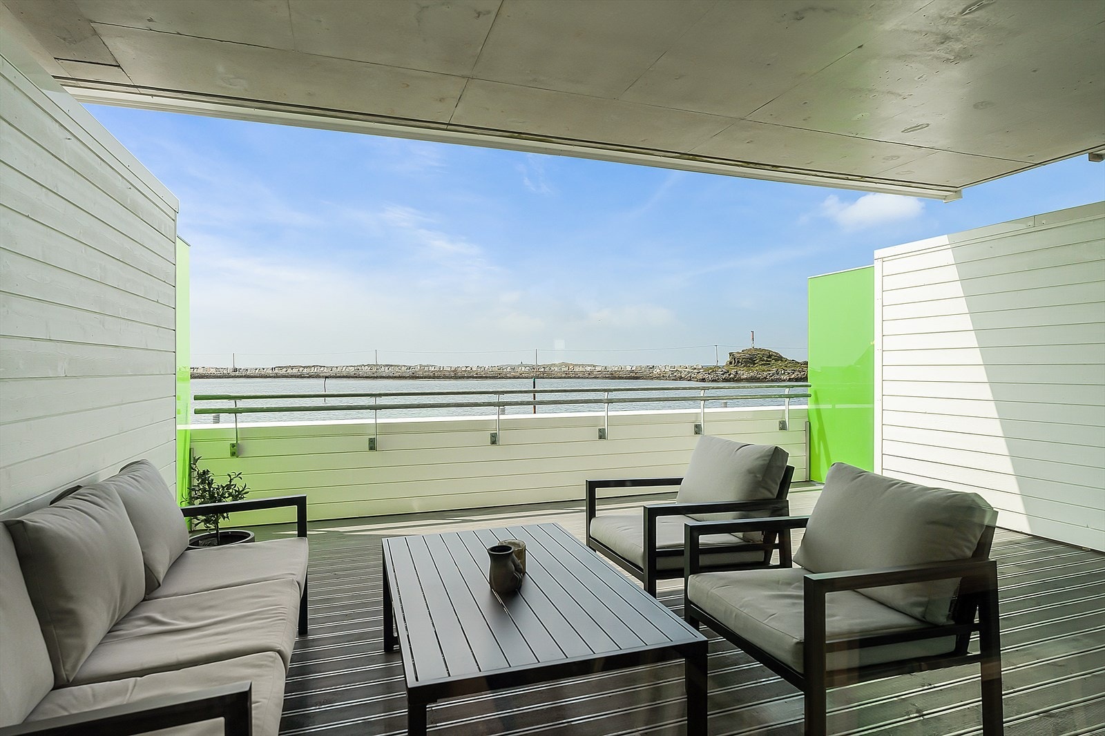 Fra stue/kjøkken er det utgang til stor terrasse med nydelig sjøutsikt og gode solforhold Galleribilde