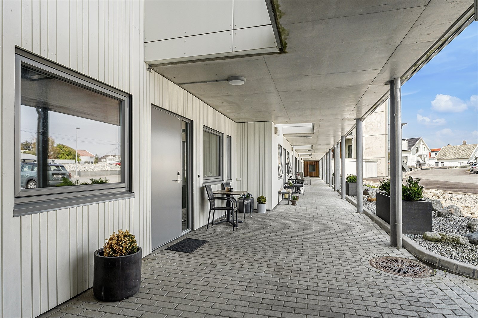 Leiligheten ligger fint til i byggets 1. etasje og har trappefri adkomst - passer ypperlig for alle aldersgrupper Galleribilde