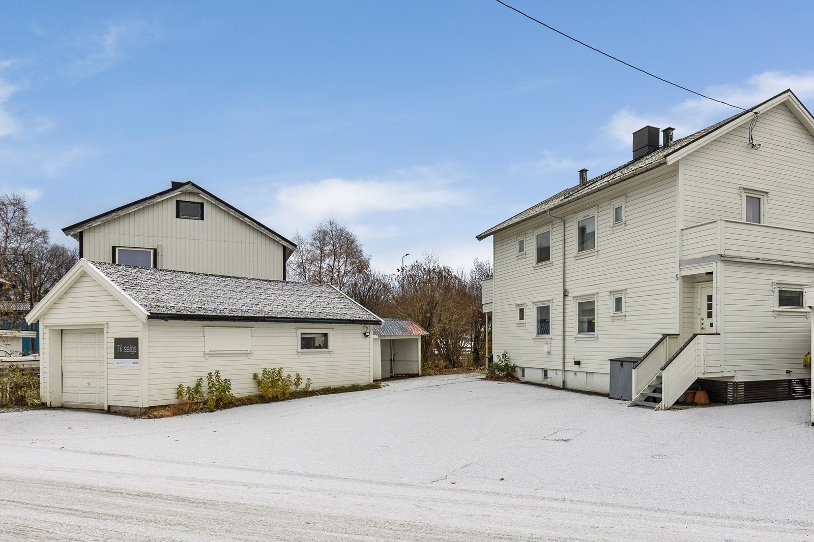 Frittstående garasje og asfaltert adkomst. Galleribilde