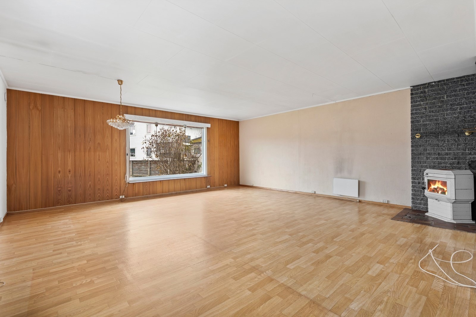 Romslig stue med vedovn. Galleribilde