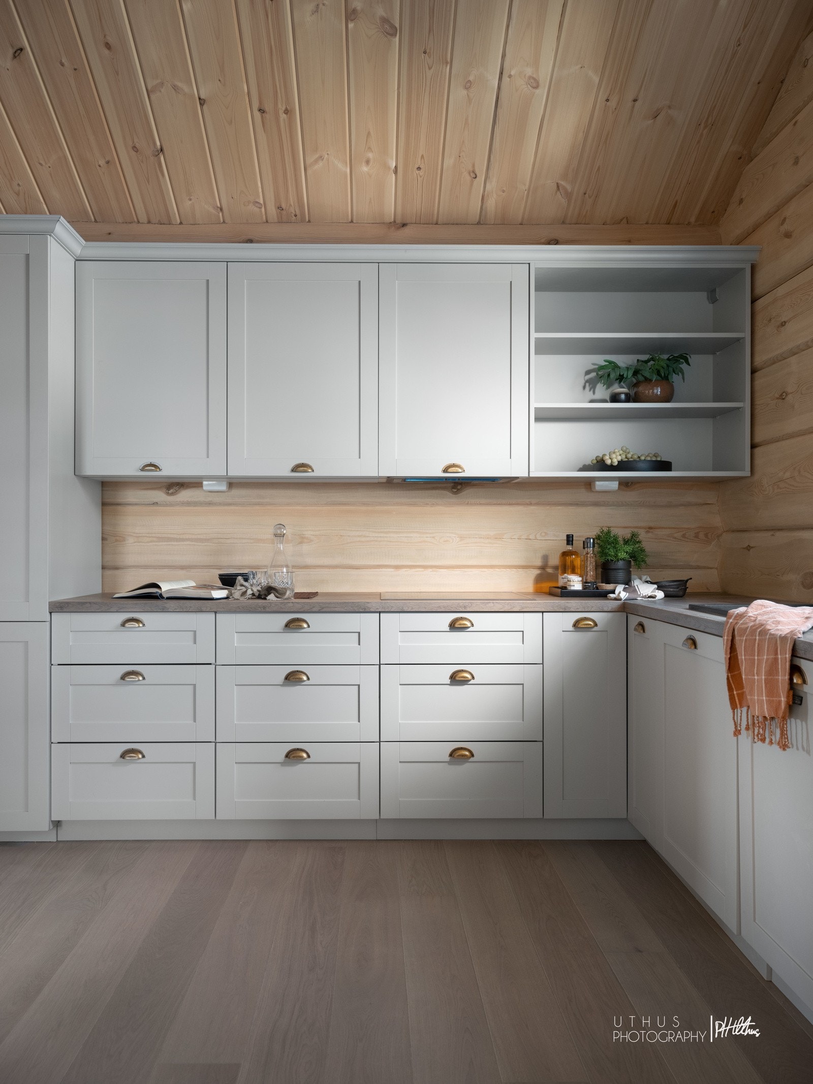 Integrert kjøleskap/frys, oppvaskmaskin, stekeovn, nedfelt induksjonstopp Galleribilde