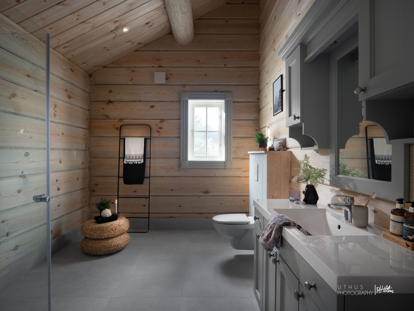 Delikat, stort bad med med 60x60- fliser på gulv. Mosaikkfliser i dusj på gulv. Galleribilde