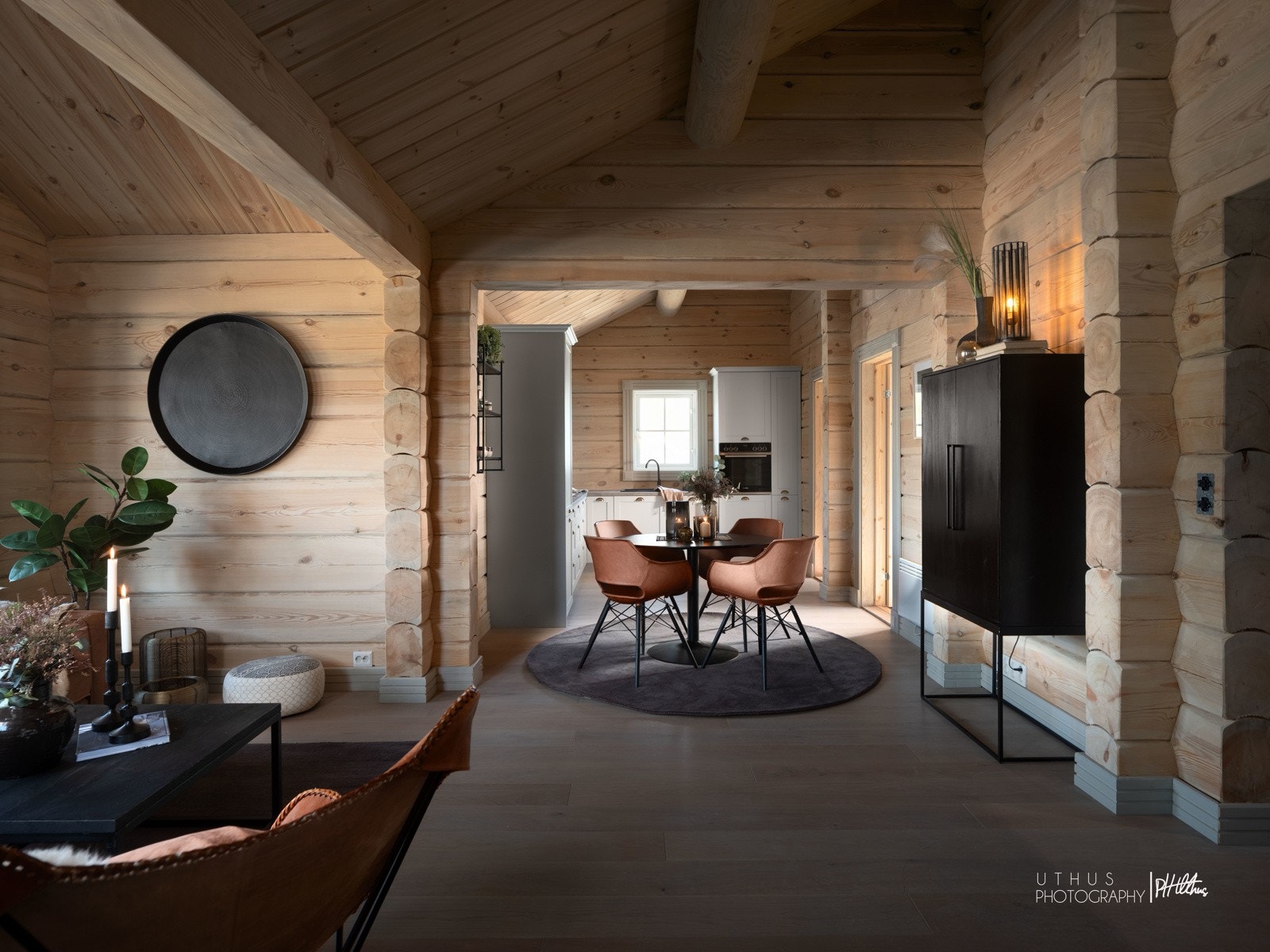 Den åpne løsningen mellom stue/spisestue og kjøkken gir et hyggelig og sosialt oppholdsrom. Galleribilde