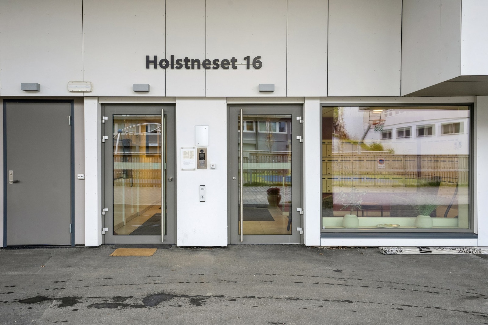 Inngangsparti med port telefon som gjør det enkelt å slippe inn gjester fra leiligheten. Galleribilde