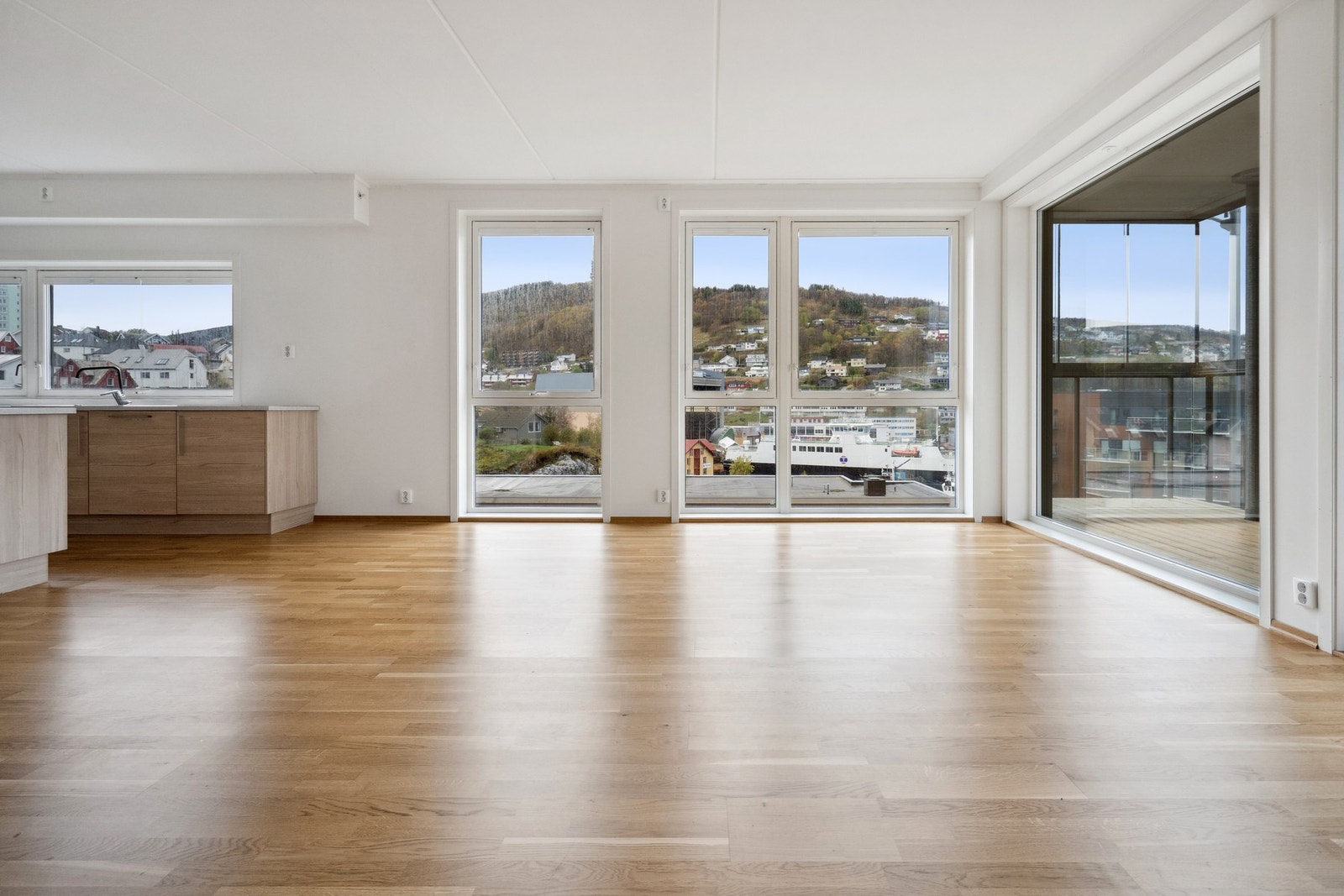Lys og romslig stue. Galleribilde