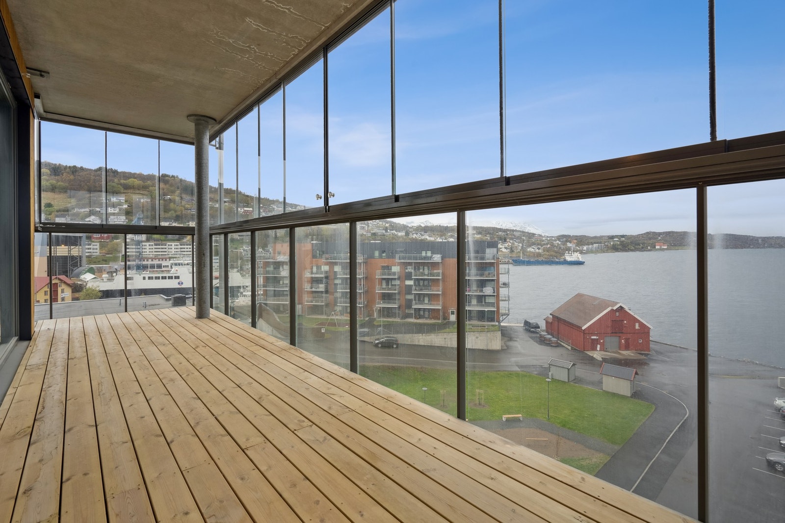 Innglasset balkong med fjordutsikt og god solgang. Galleribilde