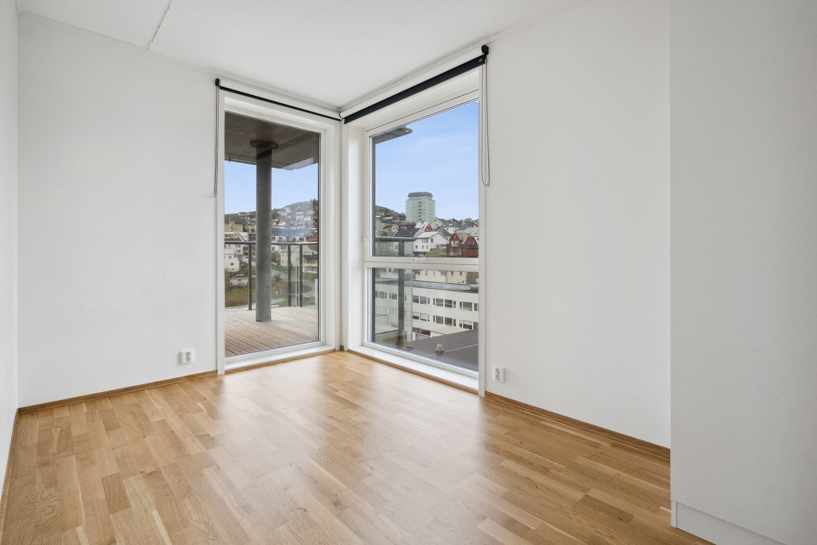 Soverom på 10,15kvm med god plass for seng, nattbord og garderobe. Galleribilde