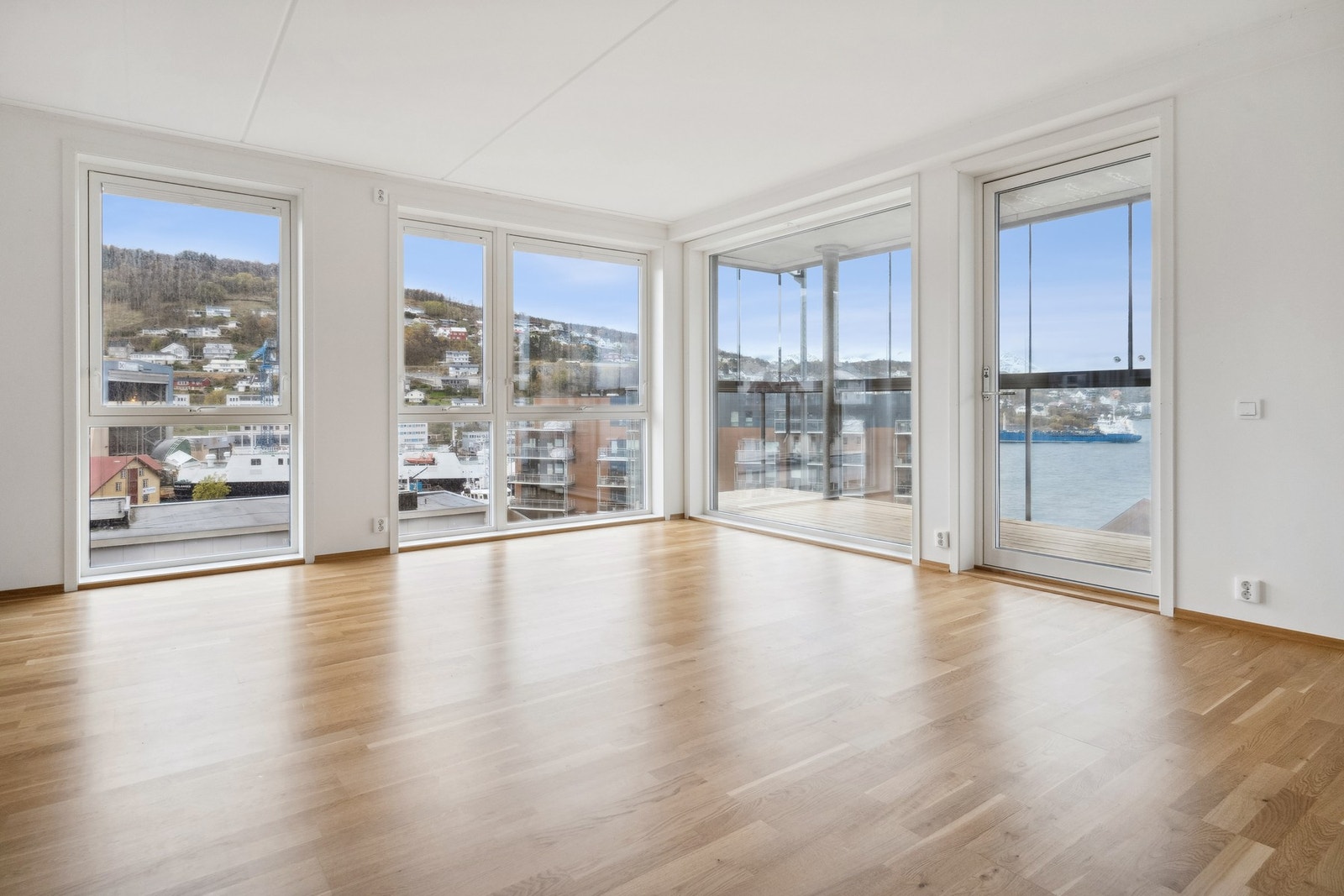 Store vindusflater med fantastisk utsikt og god solgang. Galleribilde