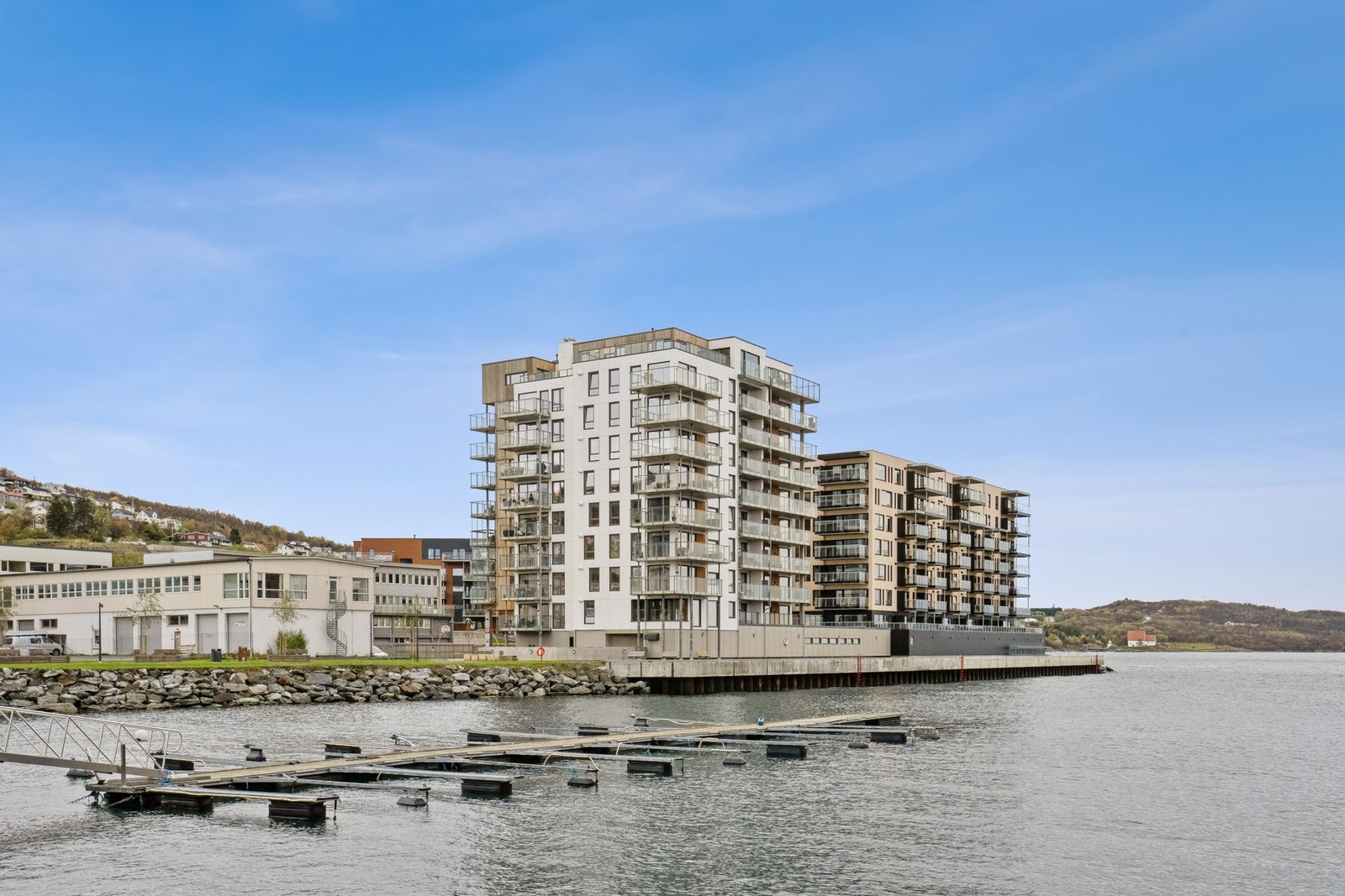 Svært attraktiv og populær beliggenhet med Harstad sentrum innen gangavstand fra boligen. Galleribilde