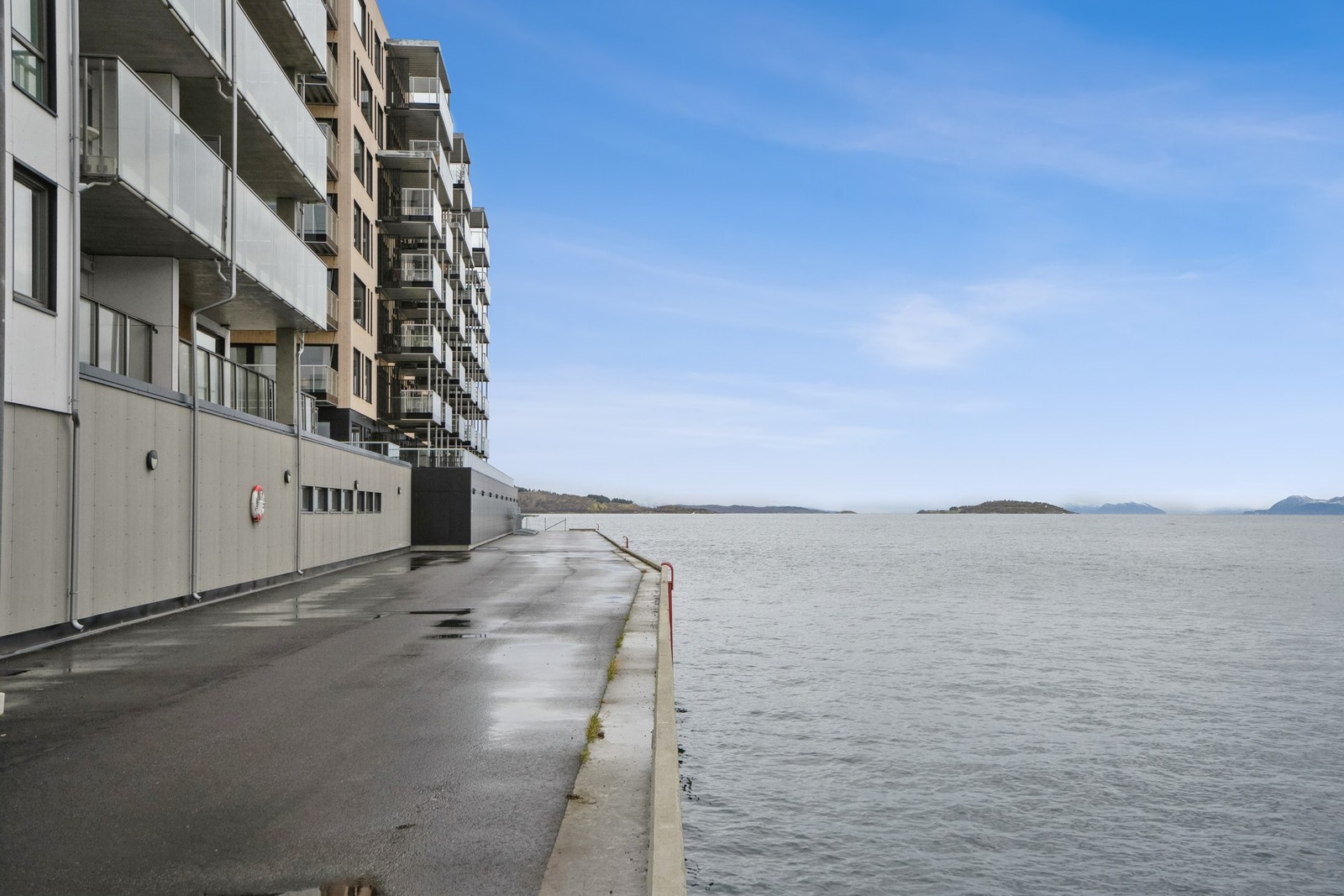Boligen ligger fint til med nærhet til fjorden og flotte turmuligheter i umiddelbar nærhet. Galleribilde