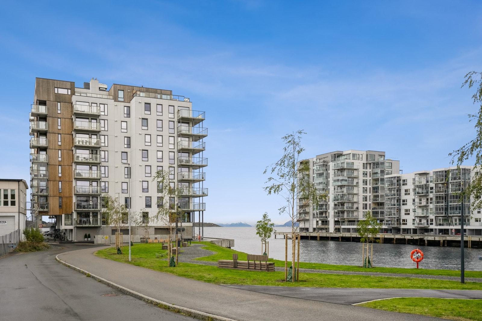 Flott opparbeidet grøntareal med benke for beboere/besøkende. Galleribilde