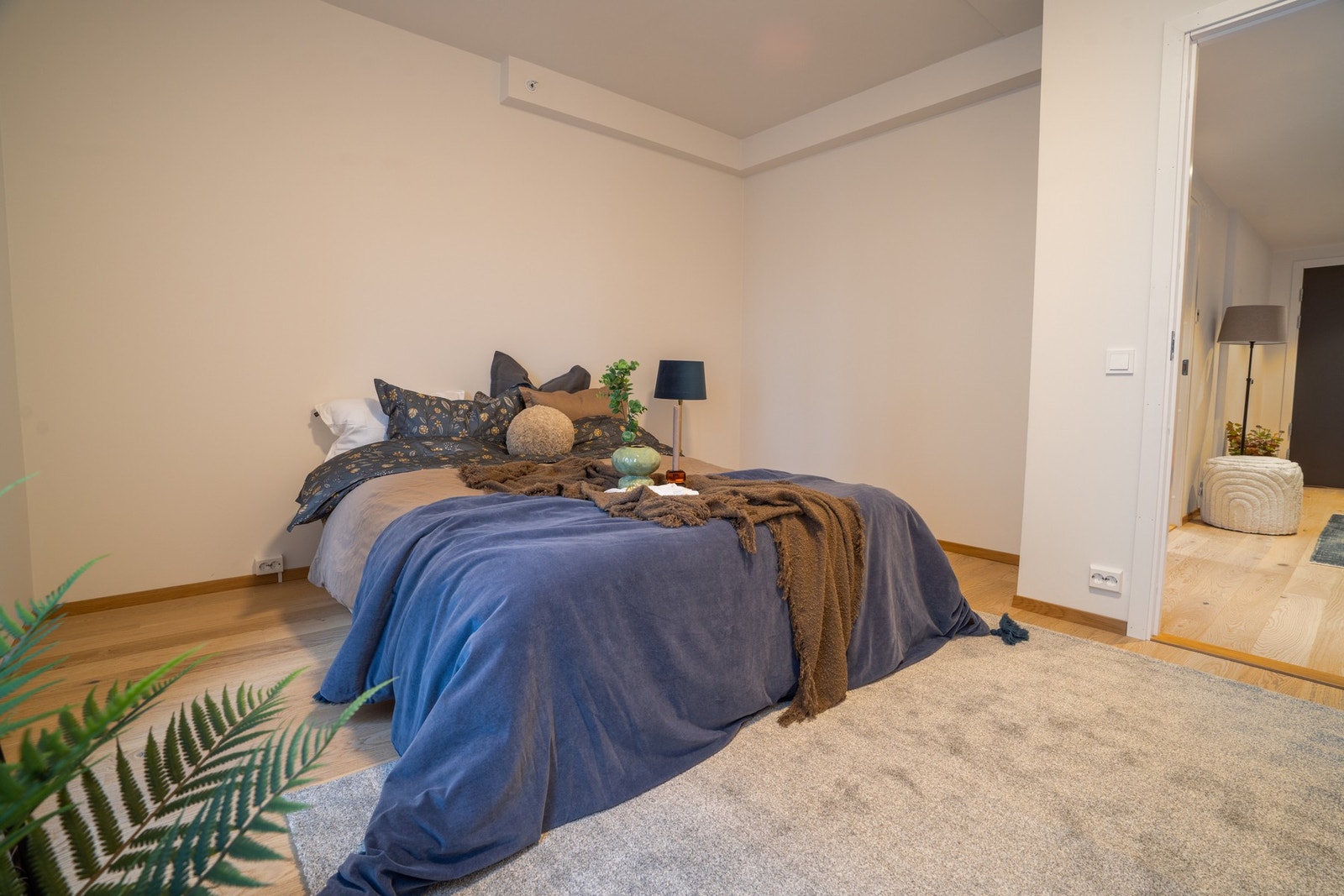 Gode muligheter for skyvedørsgarderobe på hovedsoverom. Galleribilde