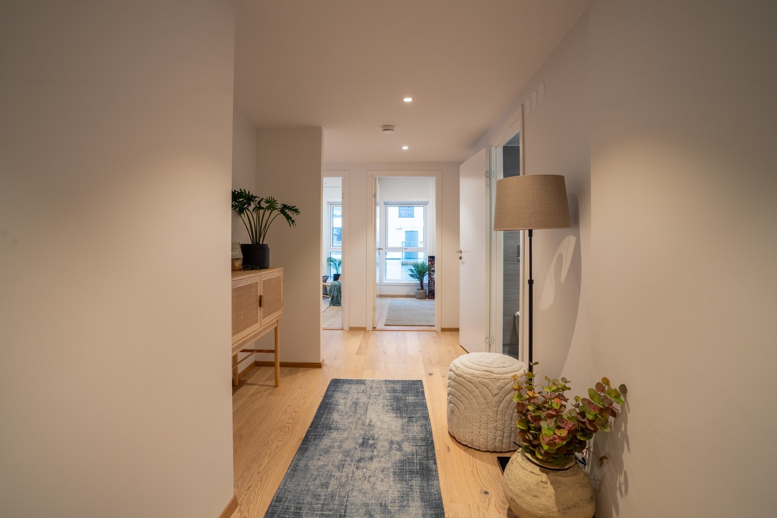 Entré med god plass til skyvedørsgarderobe. Galleribilde